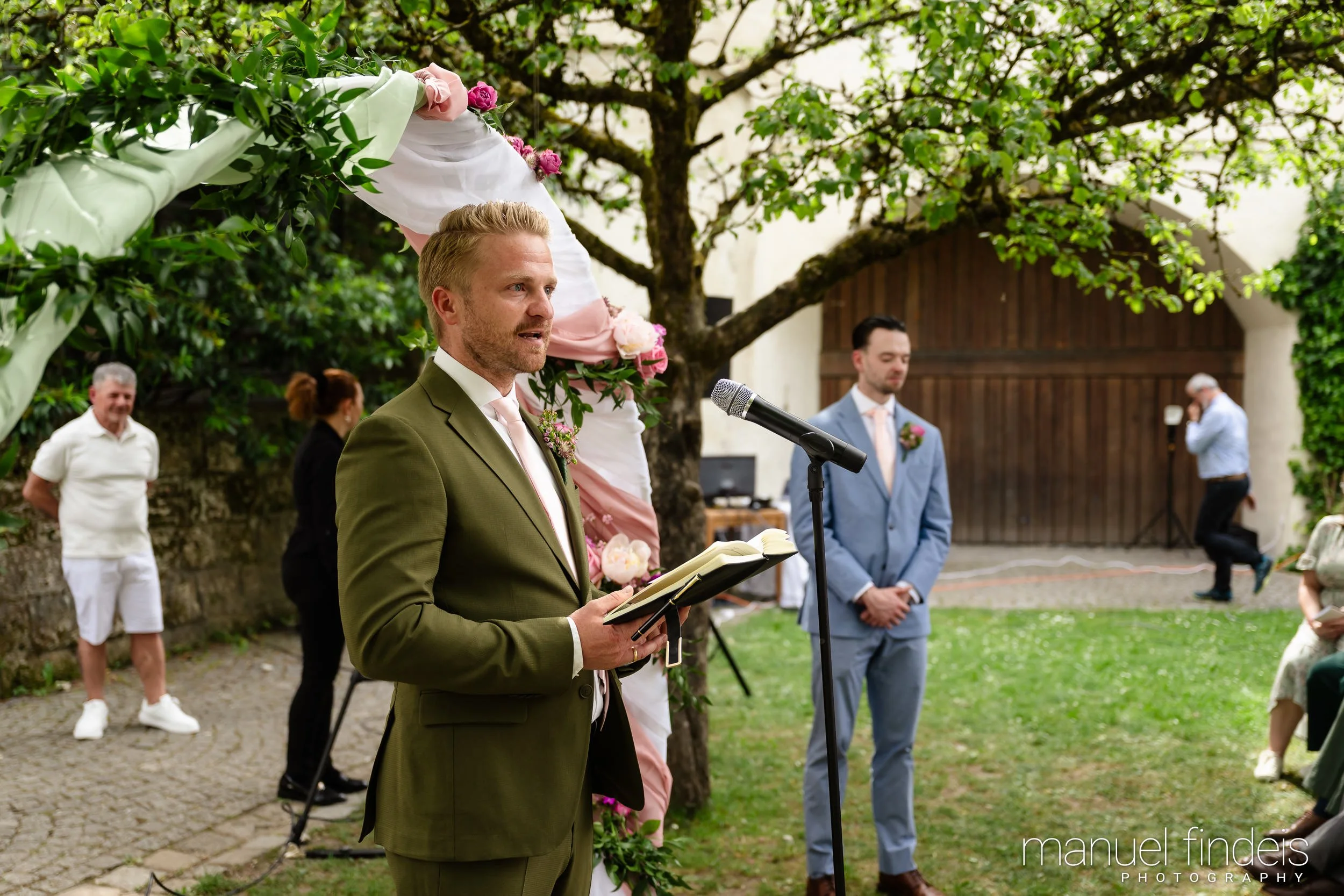 0267_Hochzeit_RuS_www.manuelfindeis.com.jpg