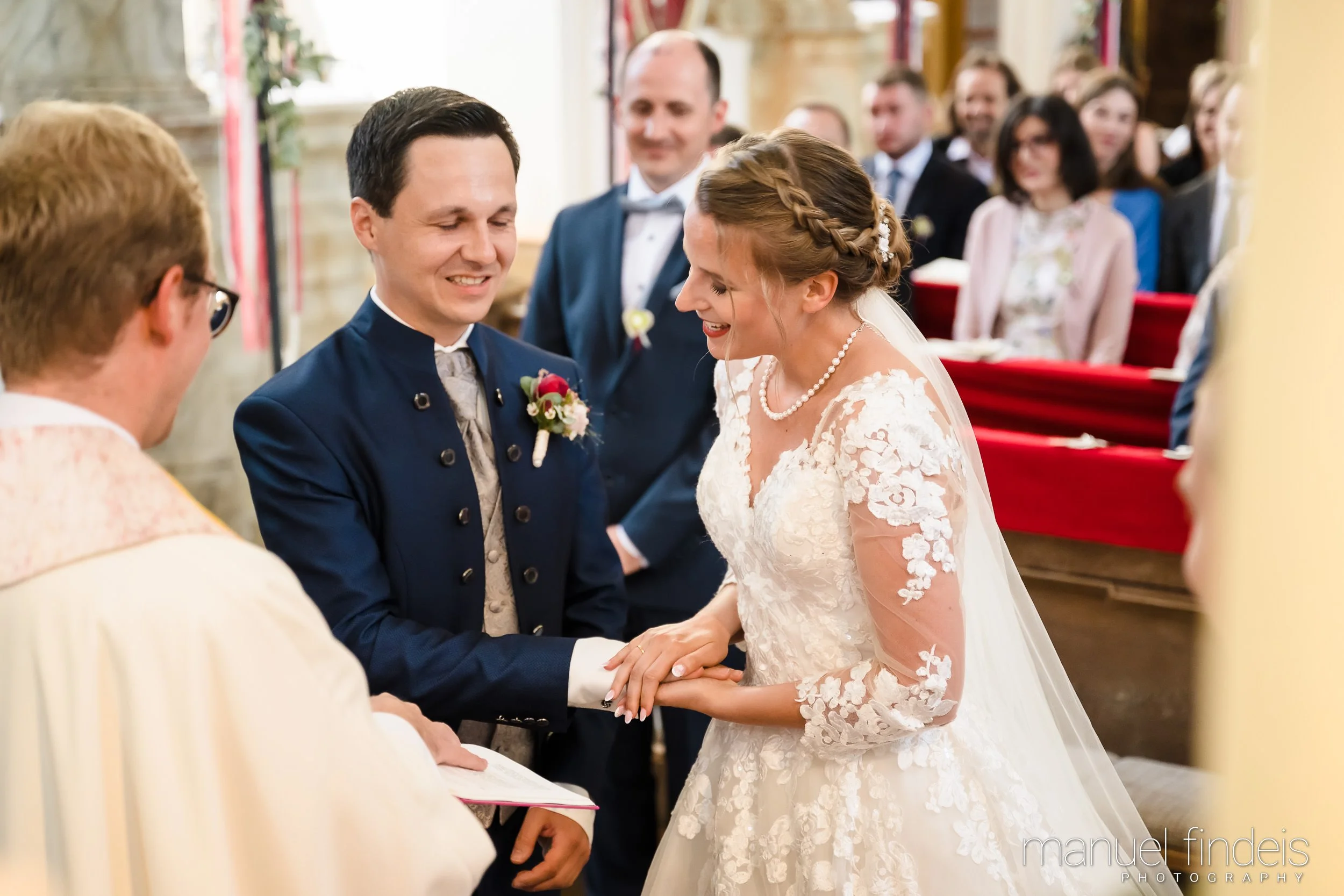 0348_Hochzeit-MuR-Kirche_www.manuelfindeis.com.jpg