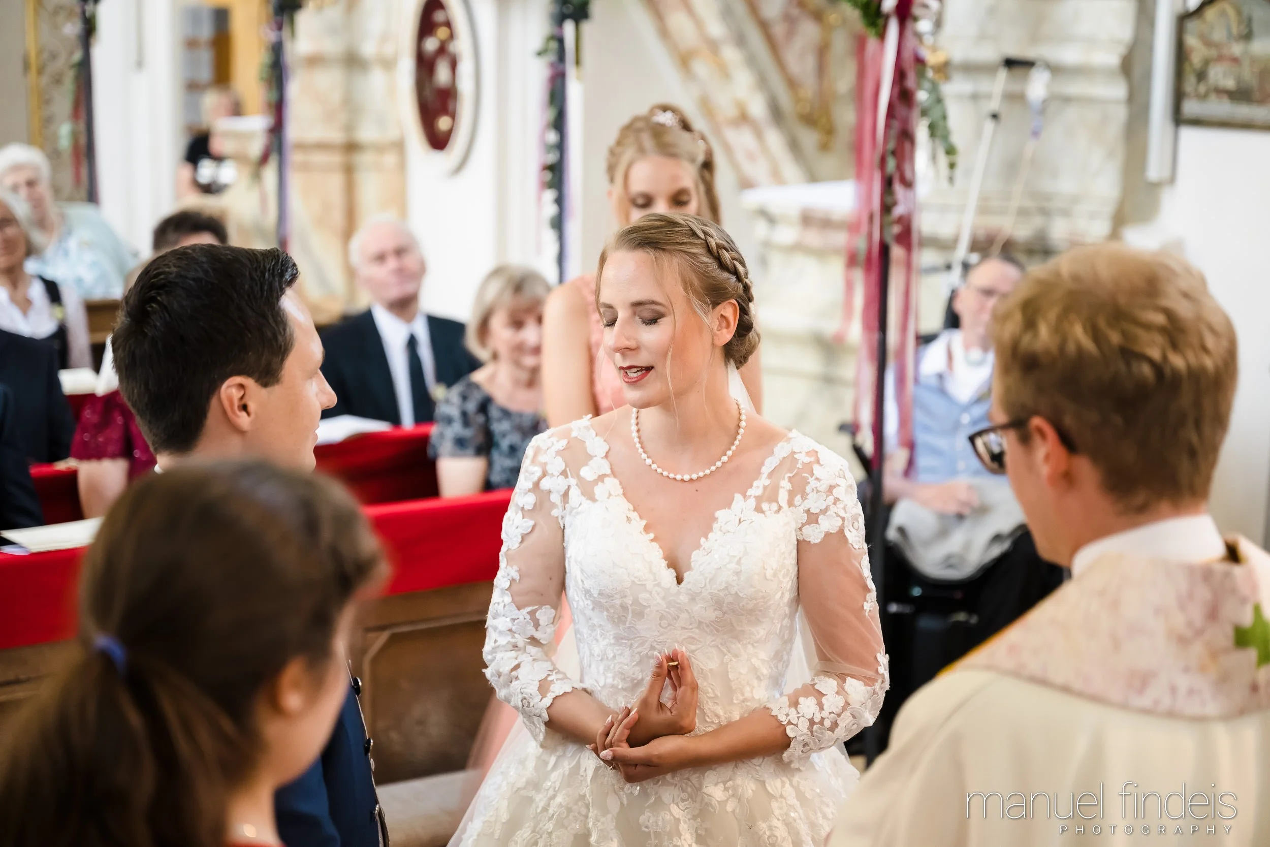 0332_Hochzeit-MuR-Kirche_www.manuelfindeis.com.jpg