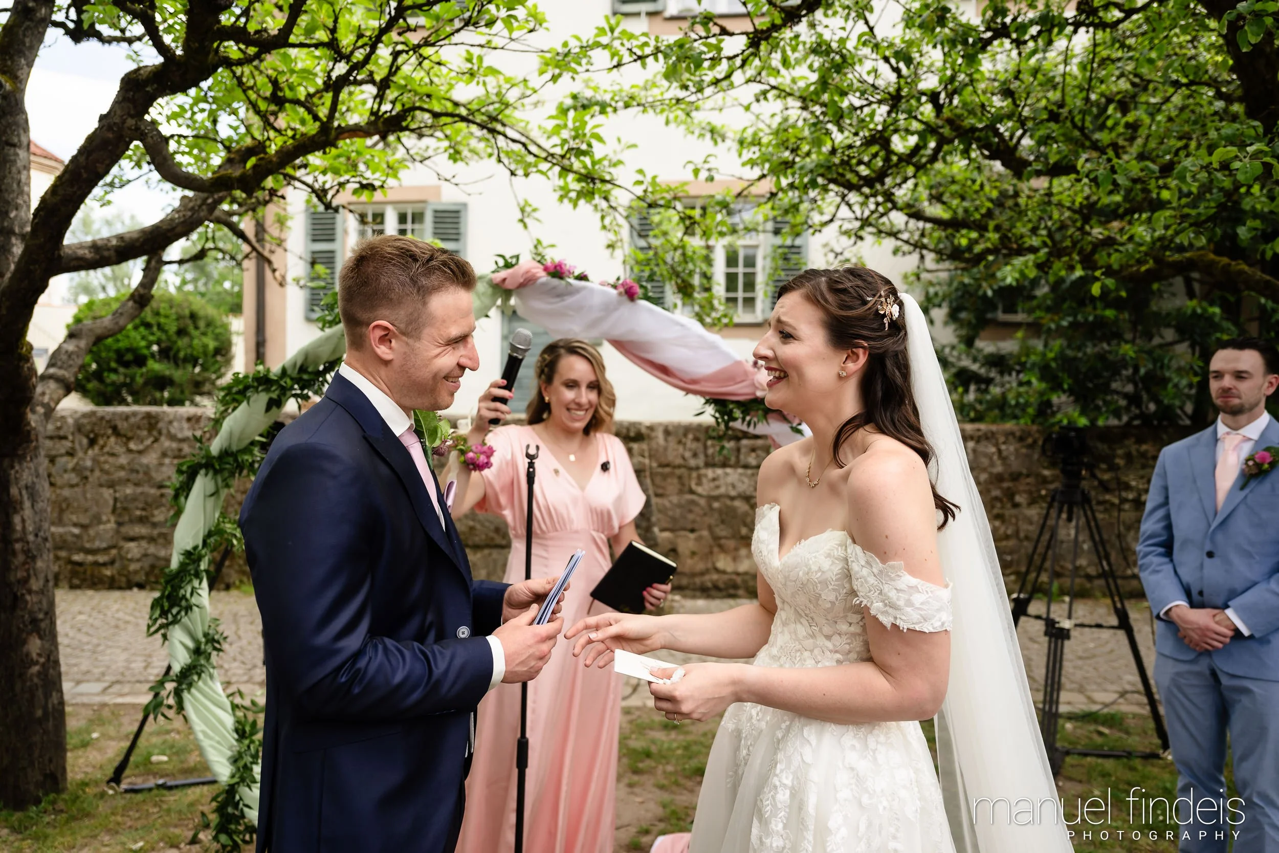 0168_Hochzeit_RuS_www.manuelfindeis.com.jpg