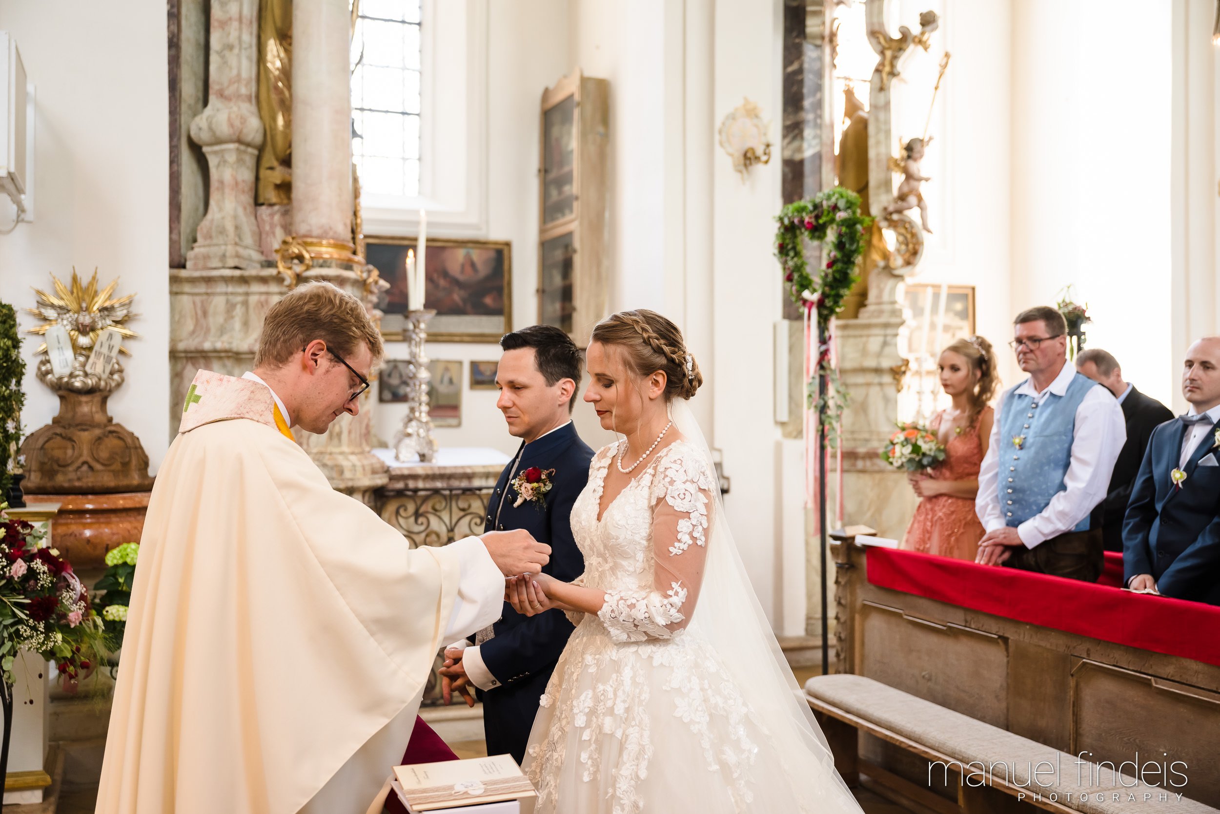 0438_Hochzeit-MuR-Kirche_www.manuelfindeis.com.jpg
