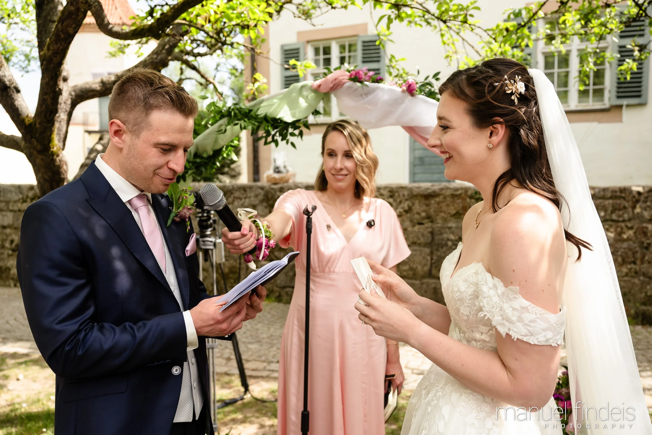 0145_Hochzeit_RuS_www.manuelfindeis.com.jpg