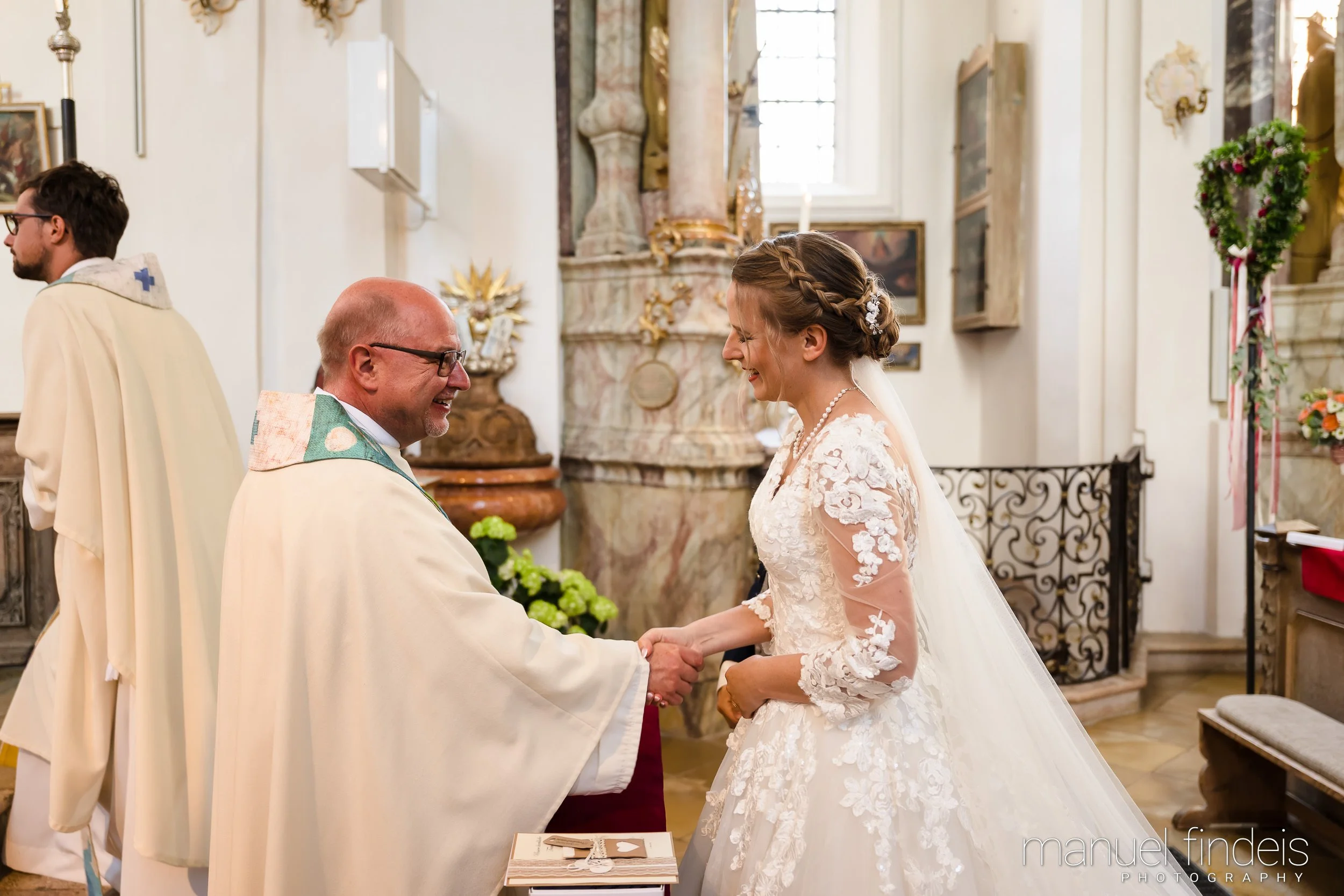 0373_Hochzeit-MuR-Kirche_www.manuelfindeis.com.jpg