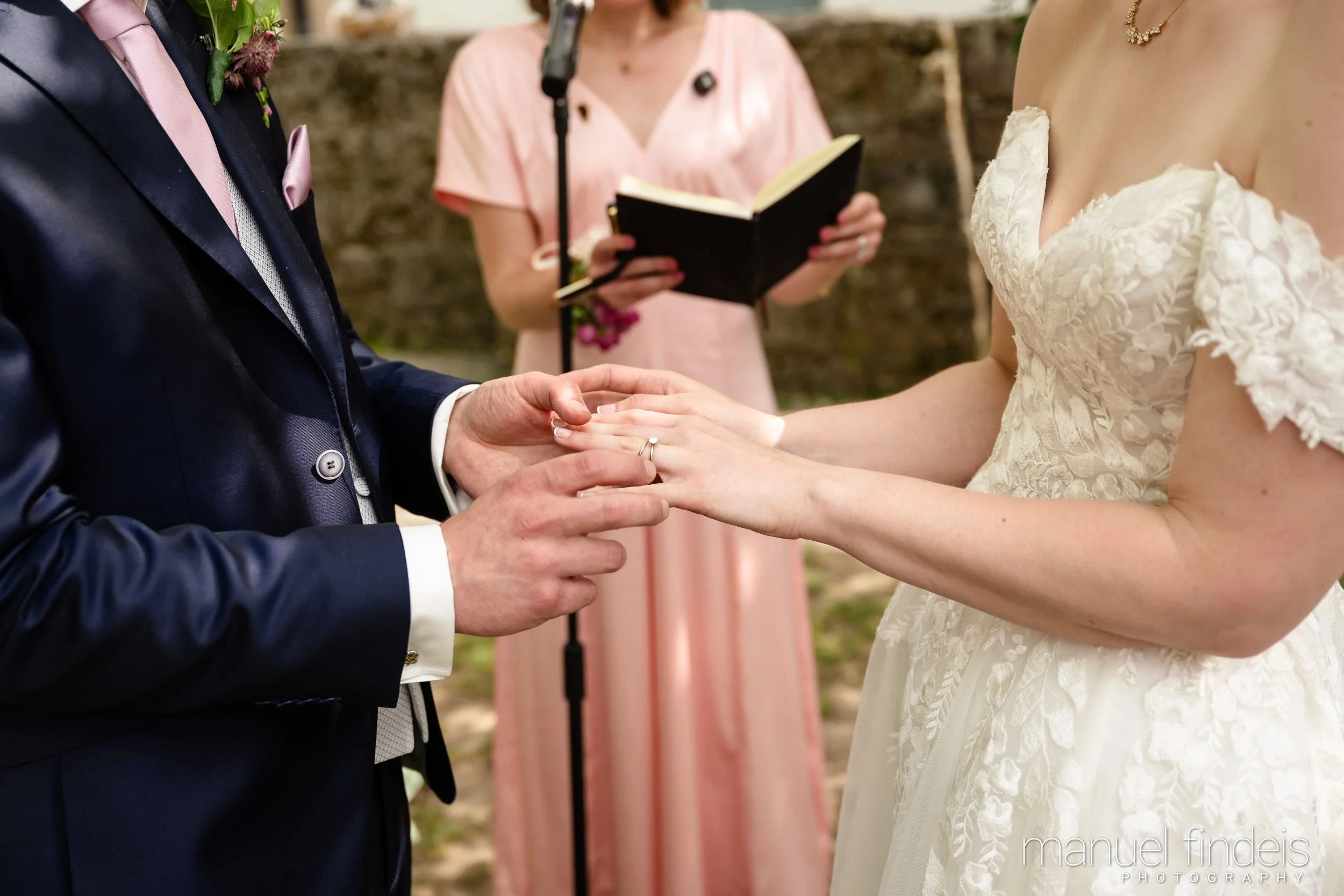0231_Hochzeit_RuS_www.manuelfindeis.com.jpg