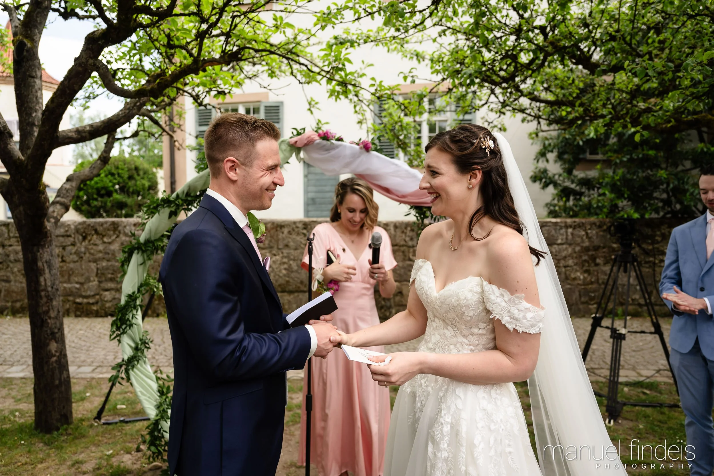 0170_Hochzeit_RuS_www.manuelfindeis.com.jpg