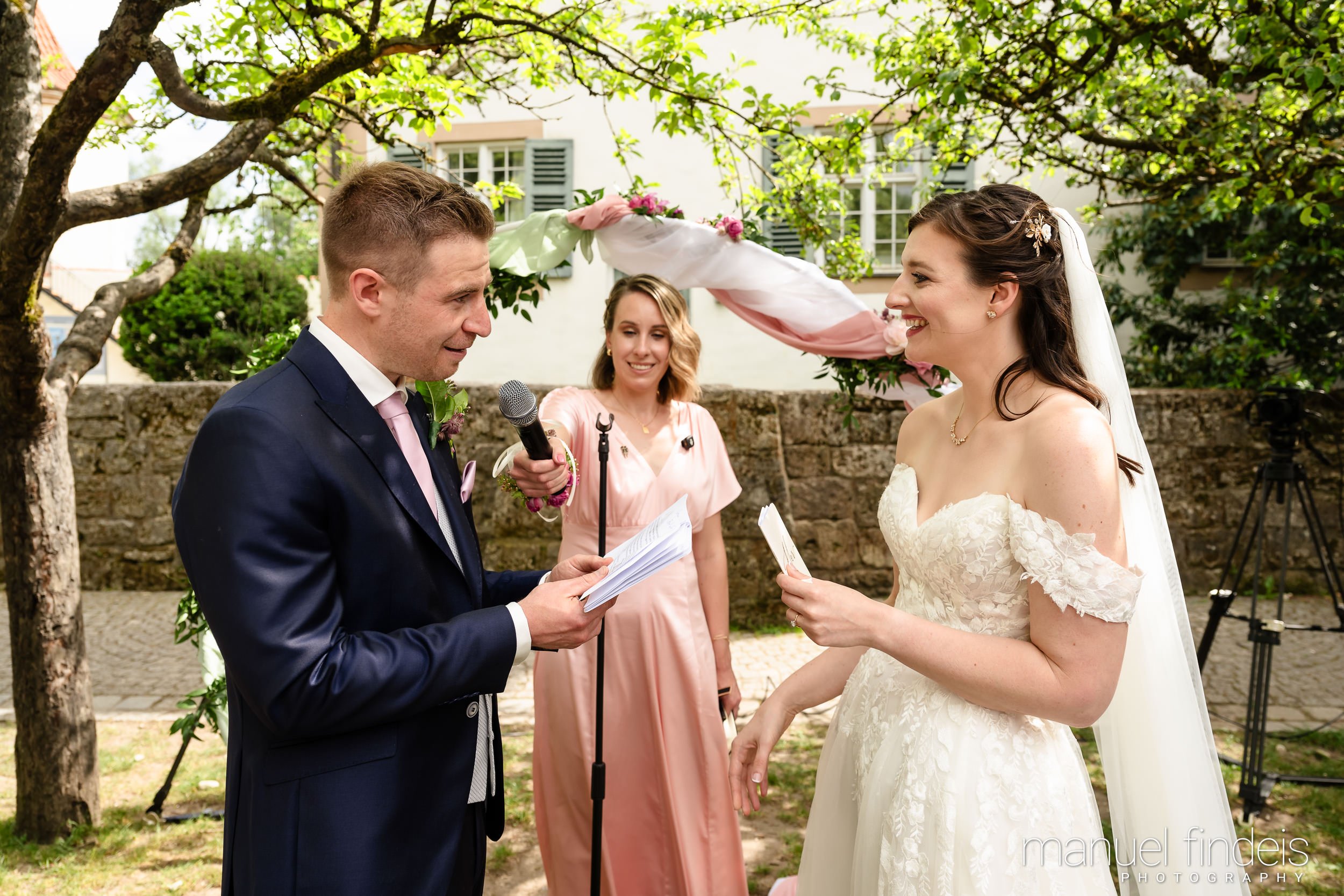 0150_Hochzeit_RuS_www.manuelfindeis.com.jpg
