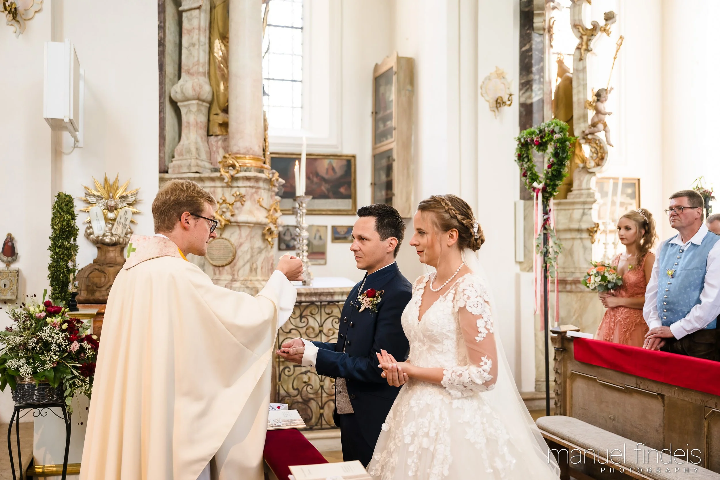 0439_Hochzeit-MuR-Kirche_www.manuelfindeis.com.jpg