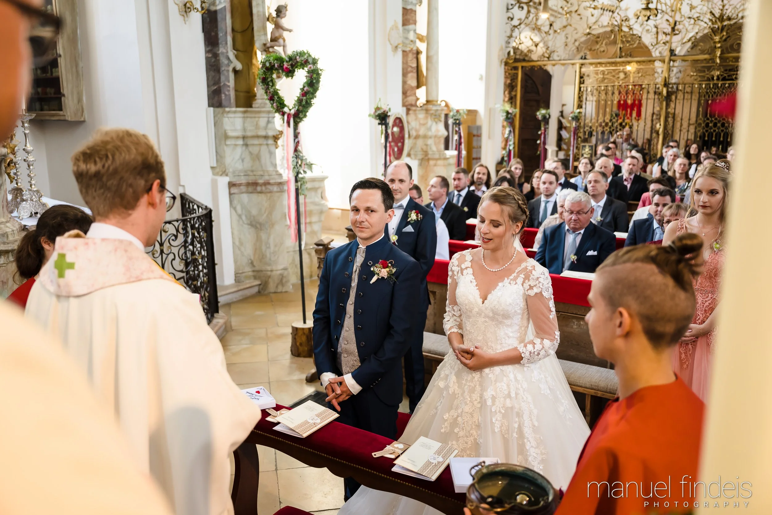 0290_Hochzeit-MuR-Kirche_www.manuelfindeis.com.jpg