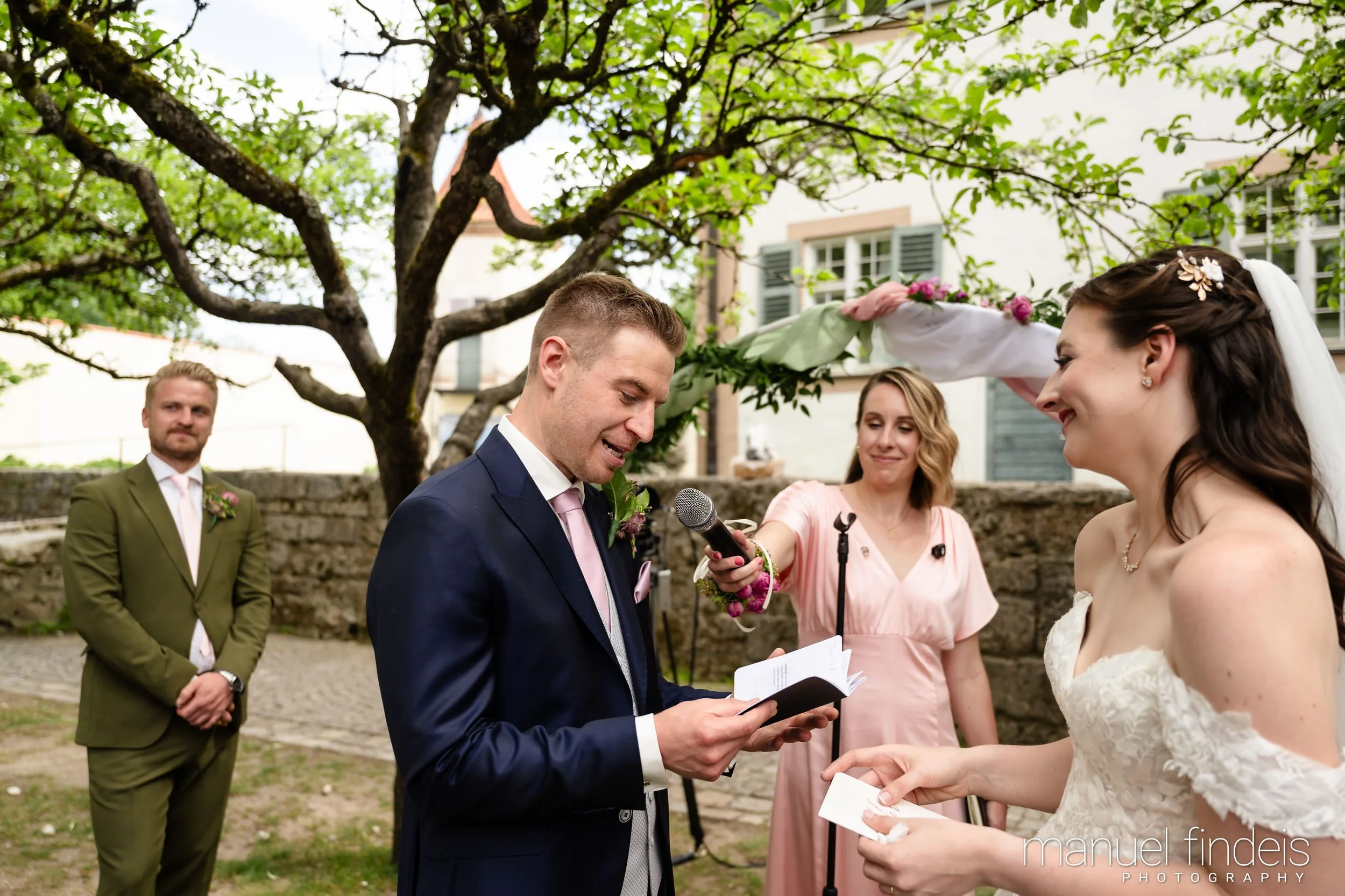 0165_Hochzeit_RuS_www.manuelfindeis.com.jpg