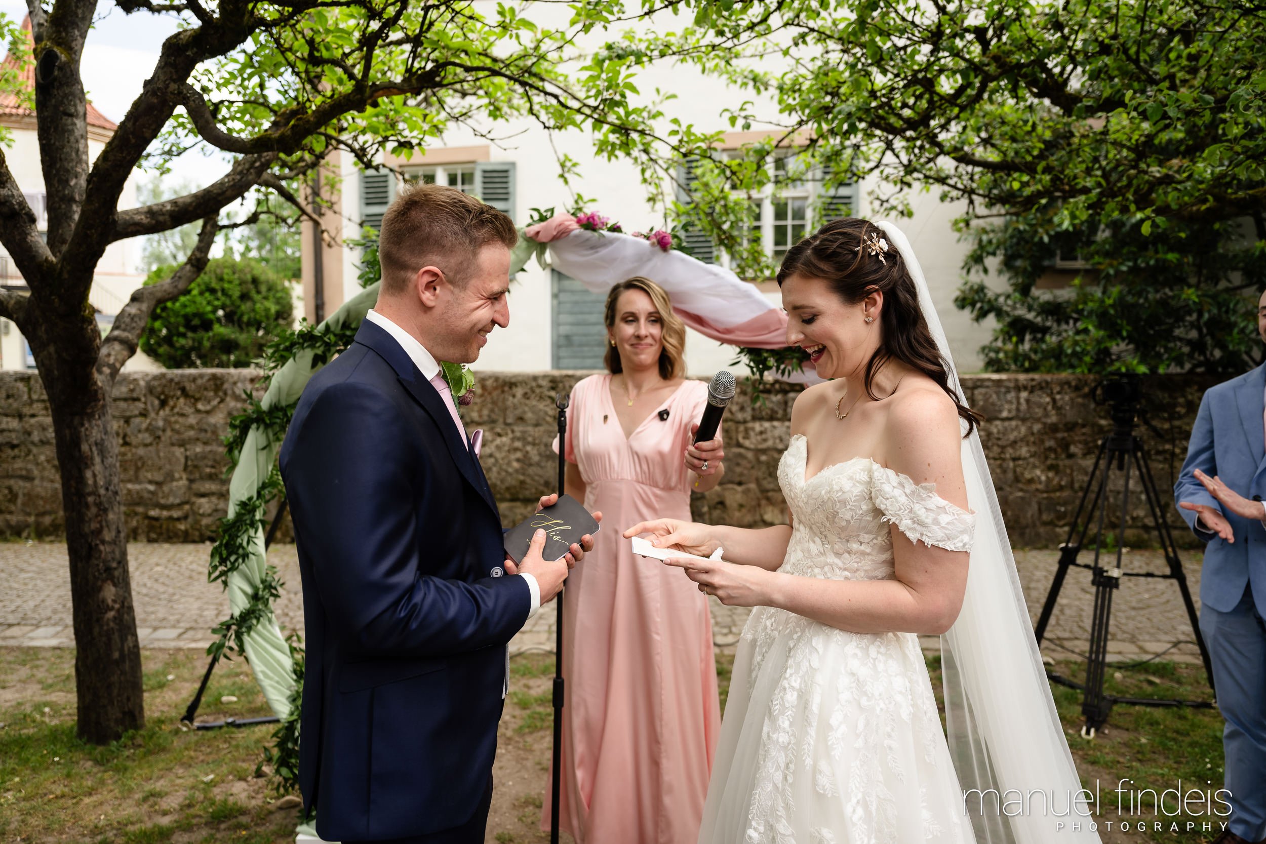0172_Hochzeit_RuS_www.manuelfindeis.com.jpg