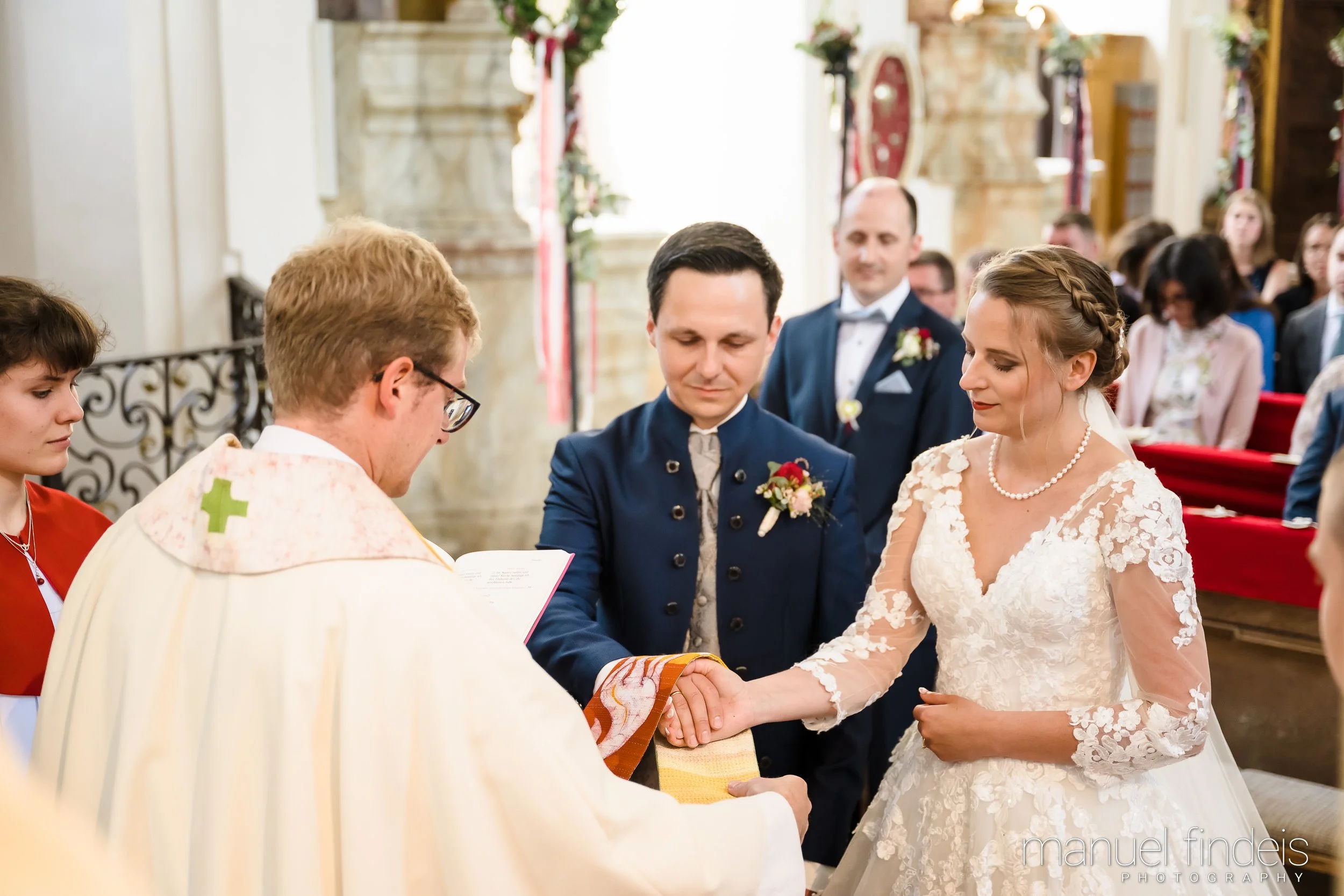 0358_Hochzeit-MuR-Kirche_www.manuelfindeis.com.jpg