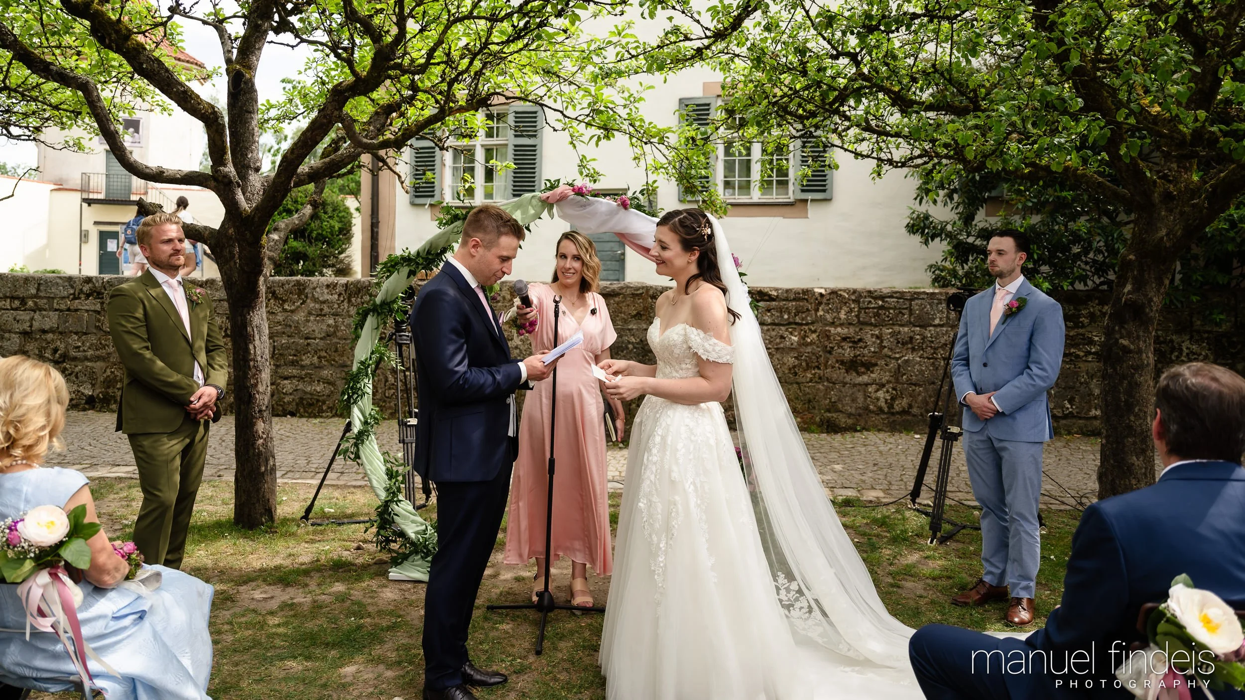 0160_Hochzeit_RuS_www.manuelfindeis.com.jpg