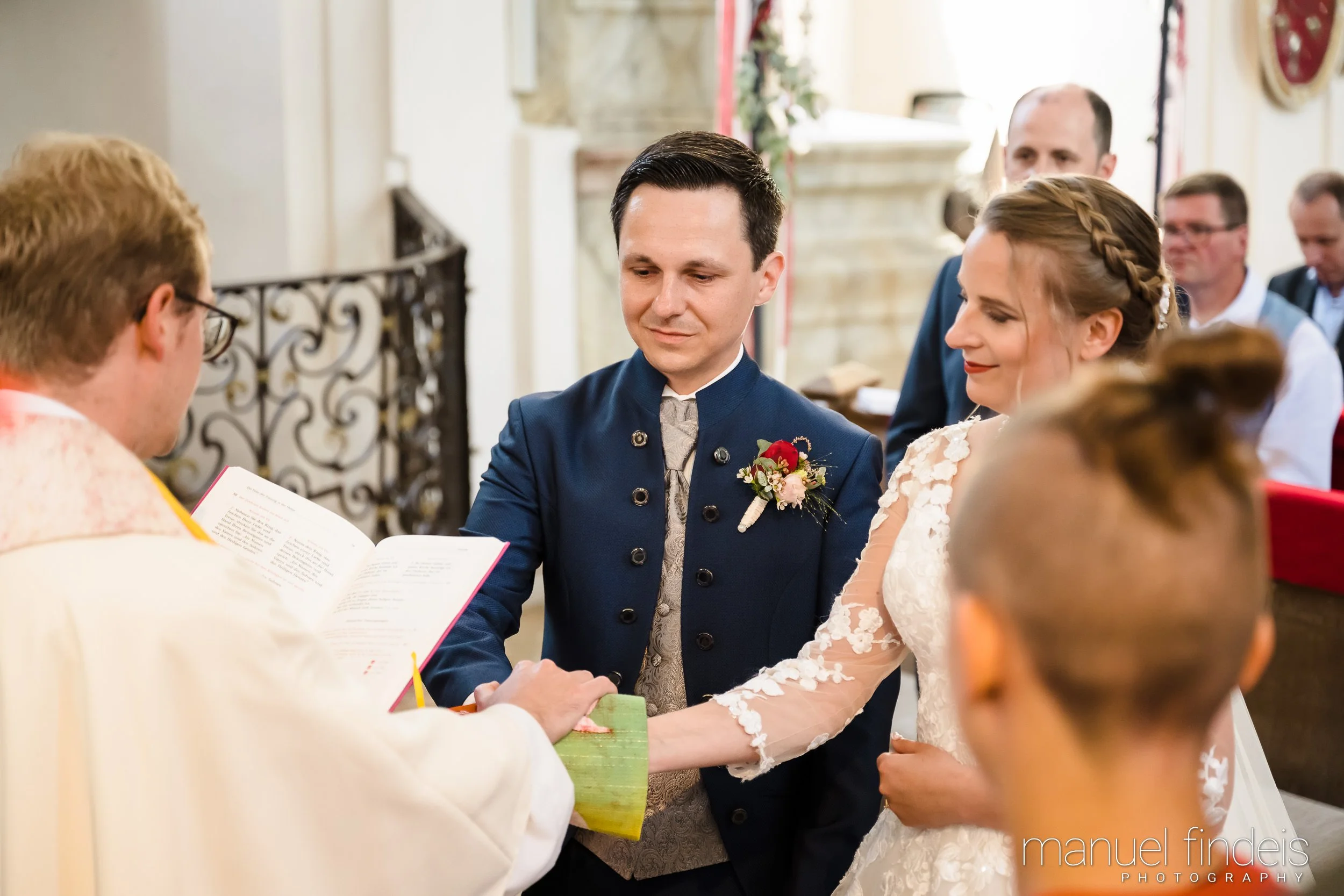0359_Hochzeit-MuR-Kirche_www.manuelfindeis.com.jpg