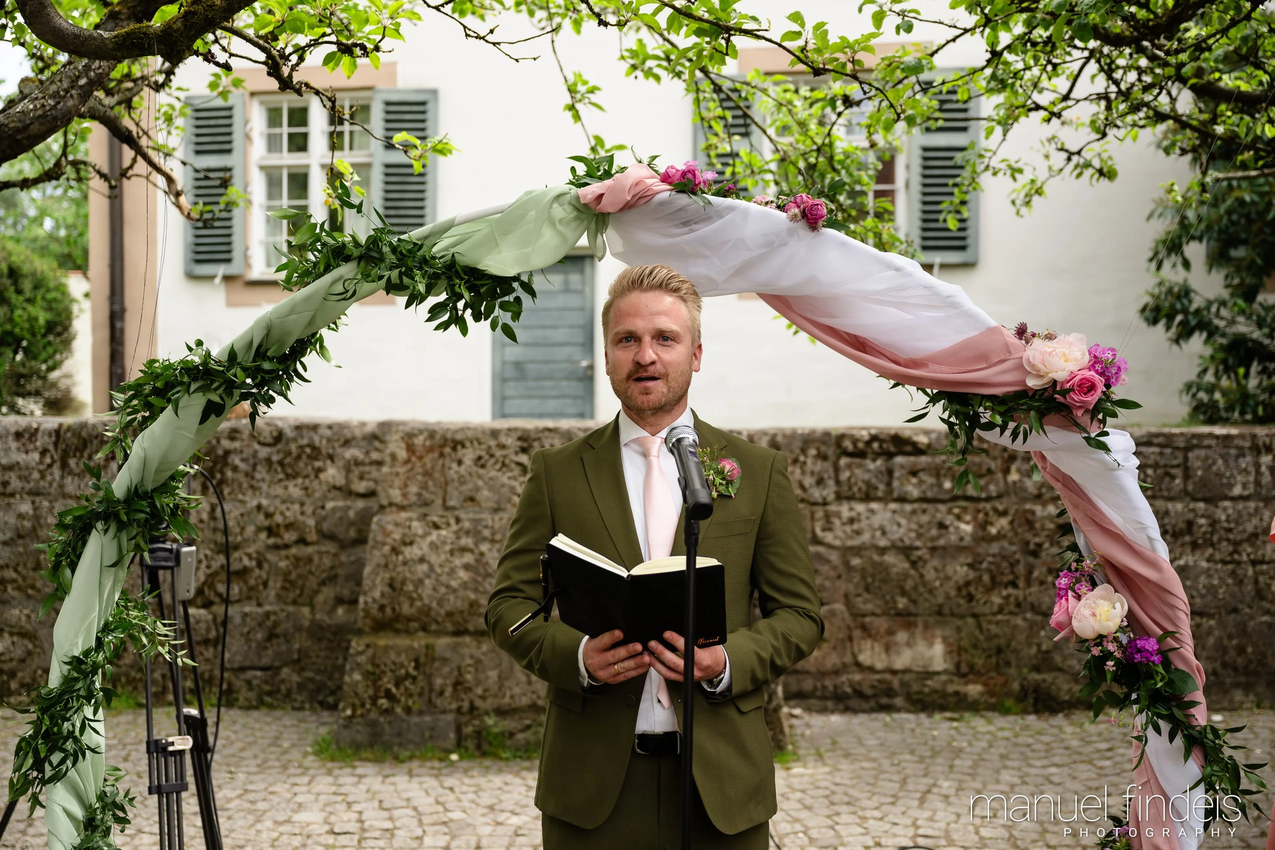 0269_Hochzeit_RuS_www.manuelfindeis.com.jpg