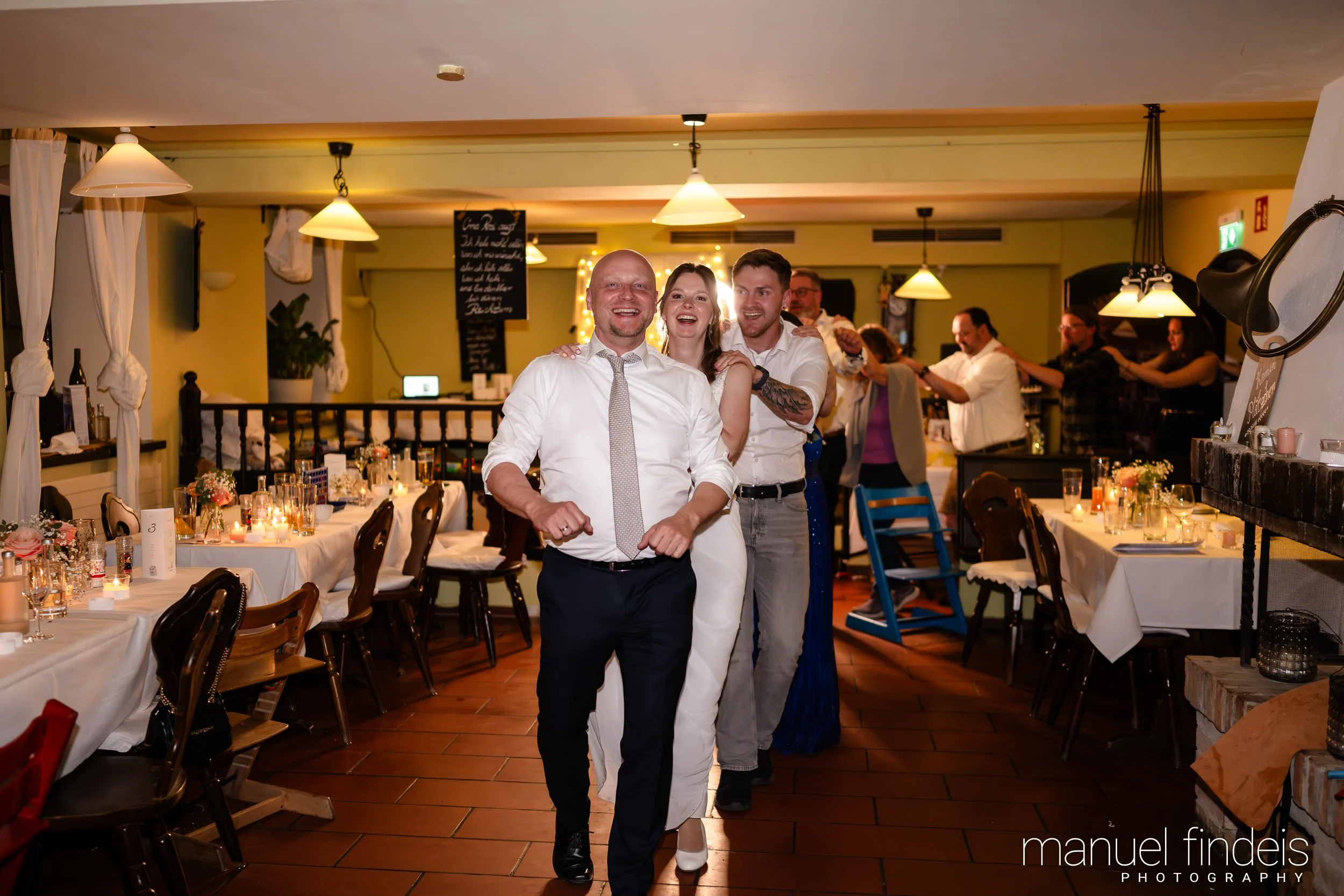 1084_Hochzeit_VuA_www.manuelfindeis.com.jpg