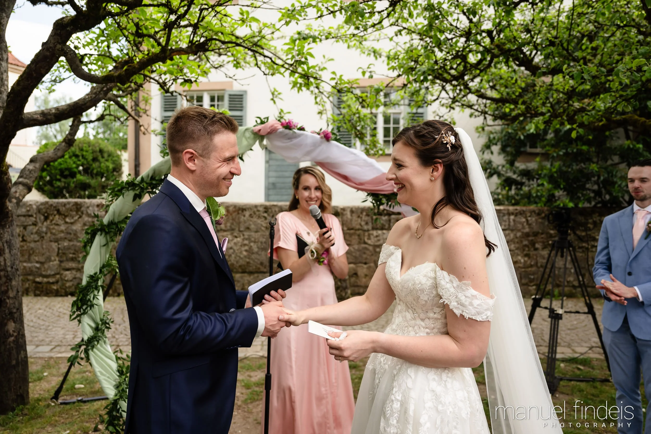 0169_Hochzeit_RuS_www.manuelfindeis.com.jpg