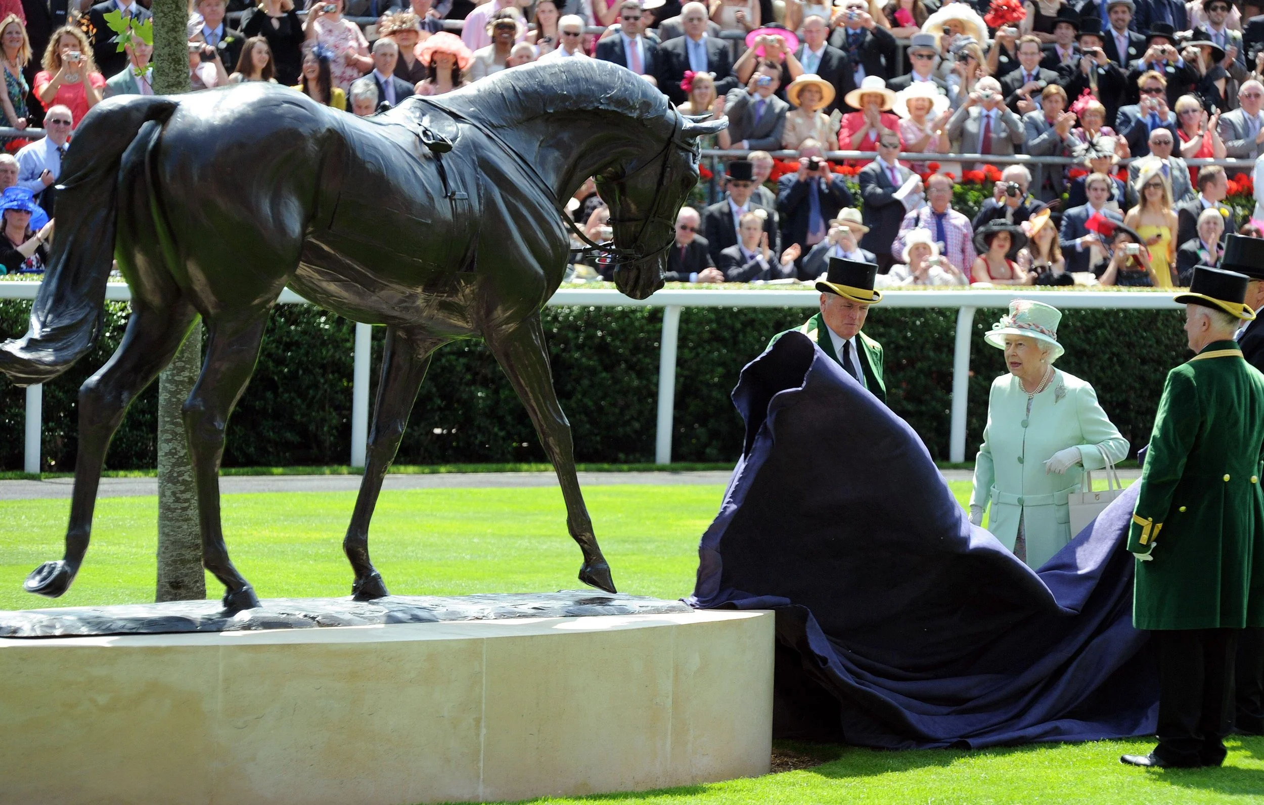 Yeats unveiled by Queen Elizabeth II at Royal Ascot 2011