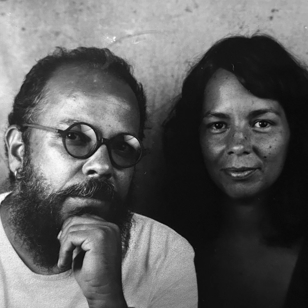 Essa hist&oacute;ria est&aacute; sendo escrita a quatro m&atilde;os. Entender a fam&iacute;lia como espa&ccedil;o de rela&ccedil;&otilde;es complexas e emaranhados emocionais nos convidou a pensar em como ser um casal/fam&iacute;lia socialmente atuan