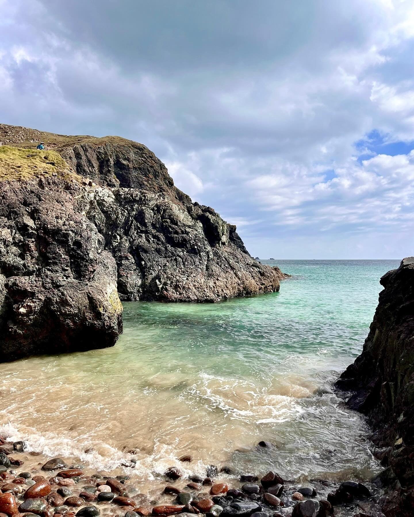 Turquoise sea, caves, rock stacks, white sand and plastic waste. The sun peeked out a few times at Kynance Cove. I need to remember my swimming stuff the time I visit, most likely this week. 🐠
Now, I&rsquo;m ready to gooooooo! #kynancecove

#lizardp