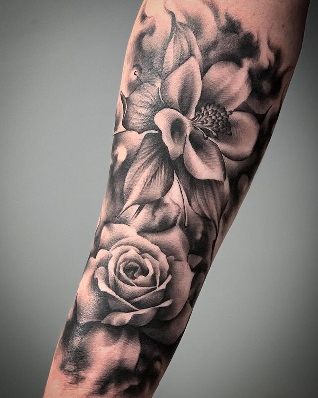 5 hours tattoo session, #columbineflower on @issadan_  thanks for looking 🙏
By @samtattoo85 &mdash;&mdash;&mdash;&mdash;&mdash;&mdash;&mdash;&mdash;&mdash;-______________________

#rosetattoo #flowerstattoo #tattooforman #detroittattooartist #michig