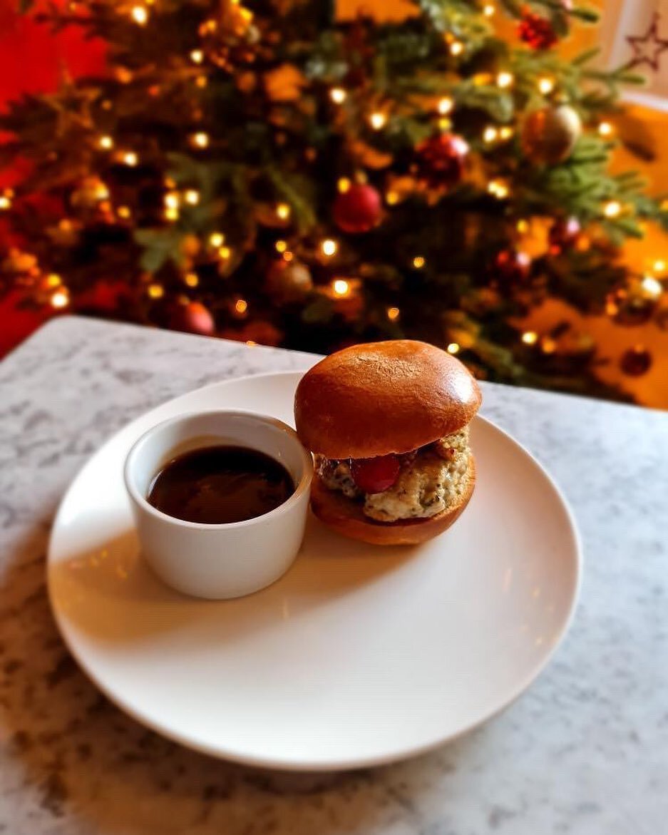 Introducing our Turkey Slider👏🏼
Don&rsquo;t forget about our early bird special! Dine with us before 7pm Monday - Saturday and receive 15% off your bill! * The perfect excuse to try our Christmas specials🍴🍾🎄 #thebeaufort

*Bill must be settled b