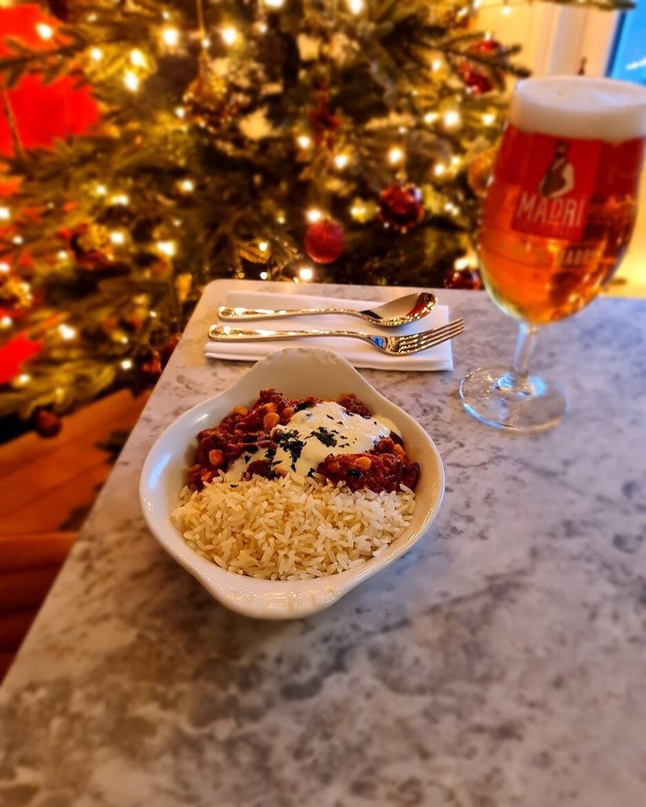 Come and get a substantial chilli and a pint of Madri on Thursday&rsquo;s for a &pound;5  #madri #thebeaufort #beaufortarms #sundayroast #christmasdinner #sunday #roast #charltonkings #cheltenhamfood #cheltenham #cheltenhambusiness #ourchelt #localpr