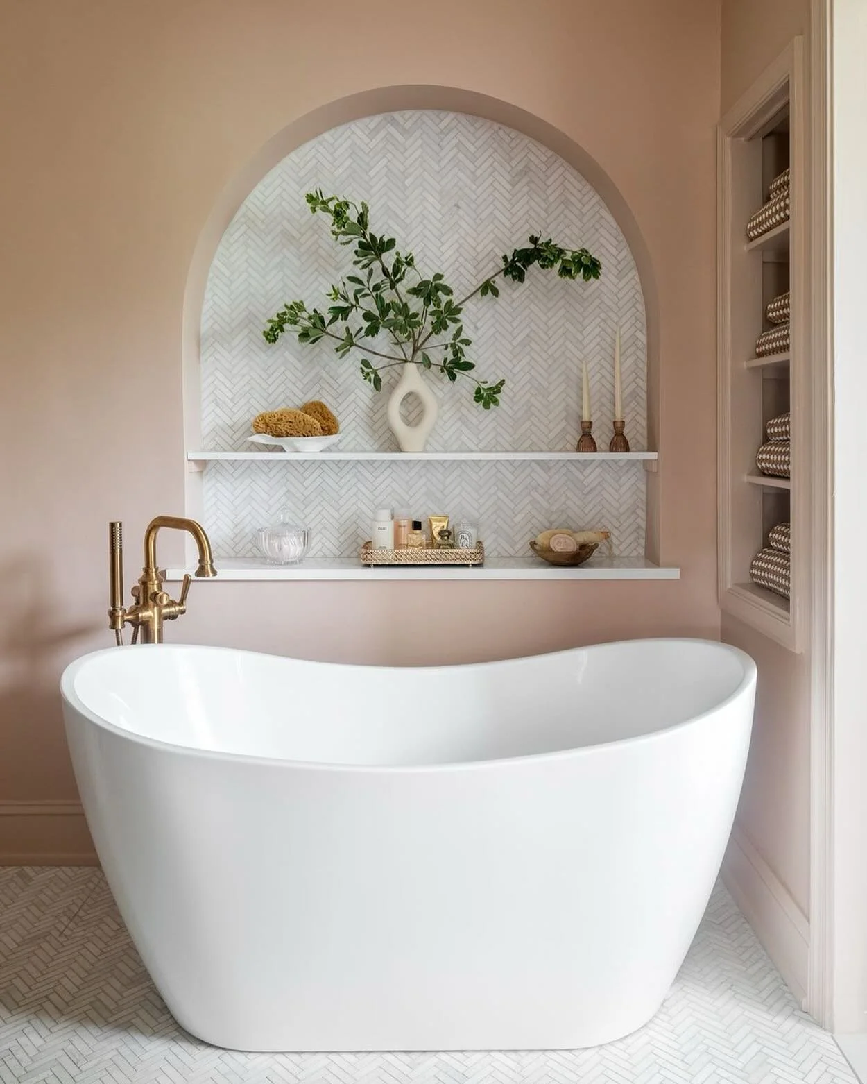 Mental Note: start Monday&rsquo;s here.
Design: @safferstoneinteriors 
Photography: @mcbecks_pix 
Styling: @gabriellealangdon