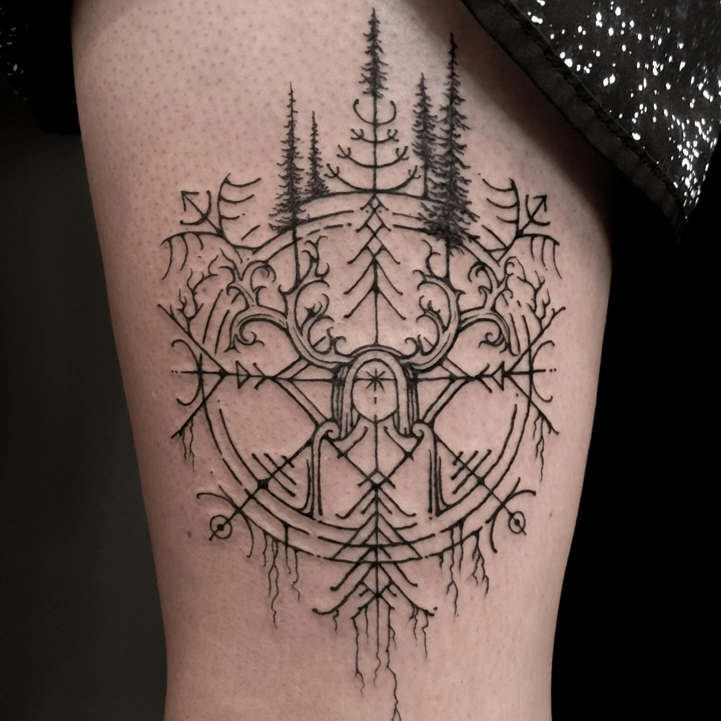 Another inspired tattoo!  My client fell in love with this beautiful Hulinhjalmur design by @theravenfromthenorth so we created a design inspired by his work for her leg.  Thanks to Jakub for continuing to inspire and create mind blowing art and tatt