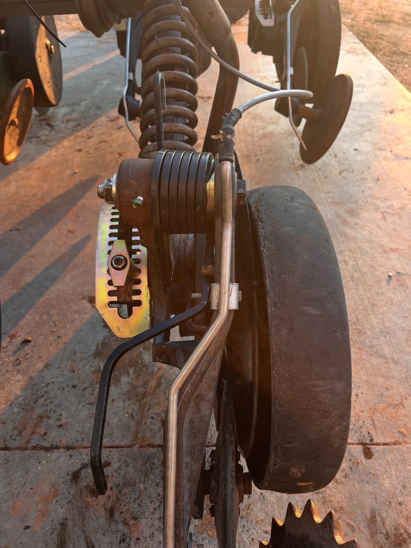 📍 Medford, #Oklahoma |  #QDCrewCam 🔧🌱

Nothing like golden hour on a rebuild. Fresh adjusters going on this 30&rsquo; 1990CCS to keep depth consistent and moving from the first pass to the last.

✅ #Aricks King Pins and Bushings
✅ #NeedhamAg #grea