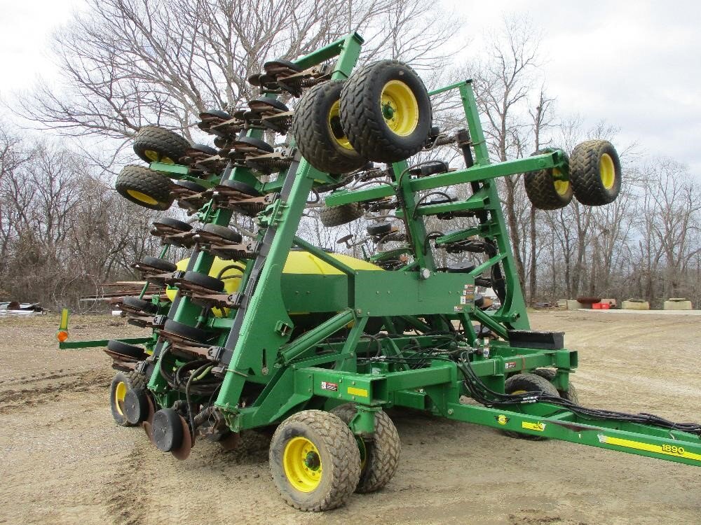2004johndeere1890airseeder-2_0aa69b223eaf425c972df178f2d7cf3b.jpg