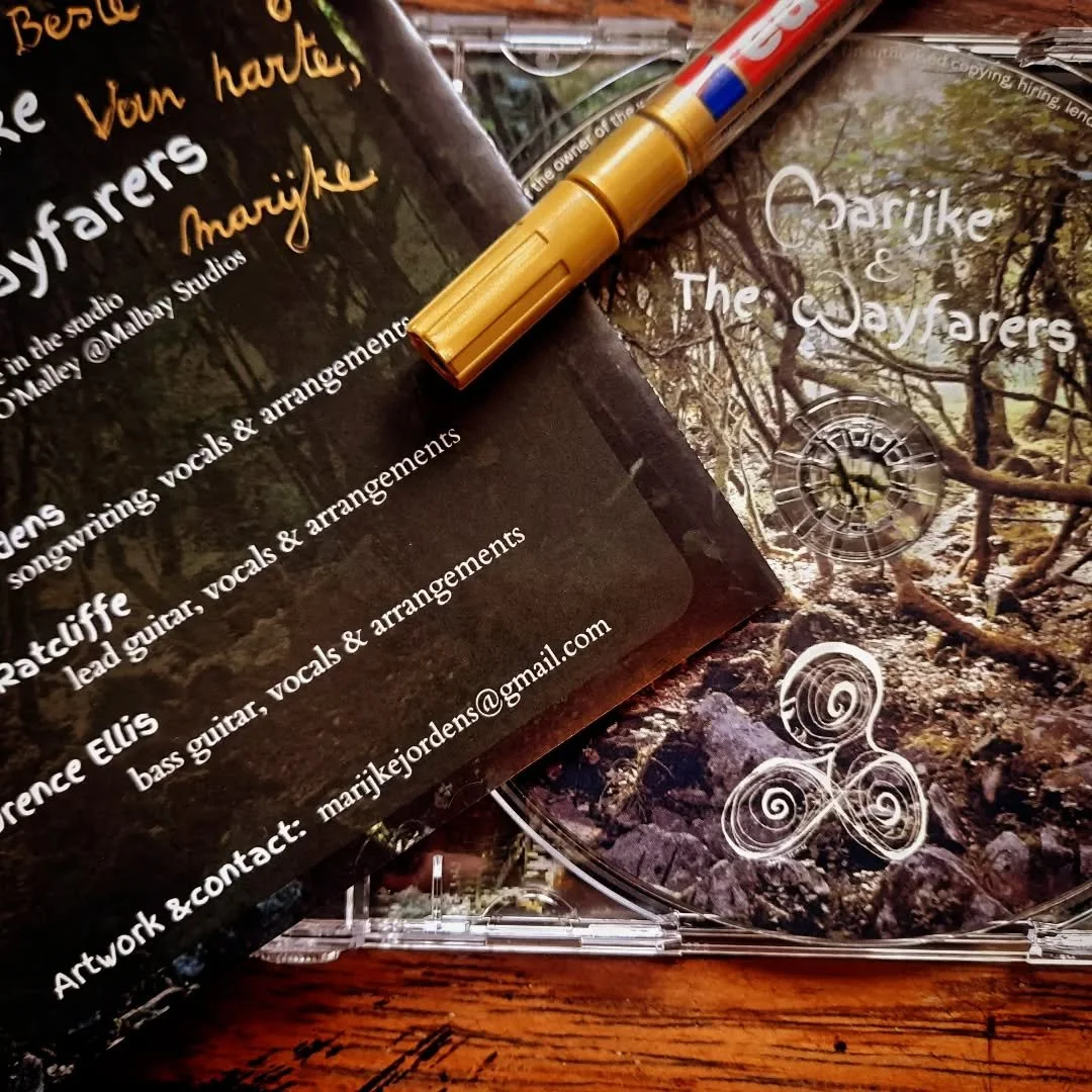 Signing cd's to be sent to Belgium 💚 a big thank you to everyone who bought their copy.
🎶
Get yours before Christmas,  physical copy or digital album, both are available. Links are in my bio 🙏
.
#singersongwriter #debutalbum #songsforthesetimes