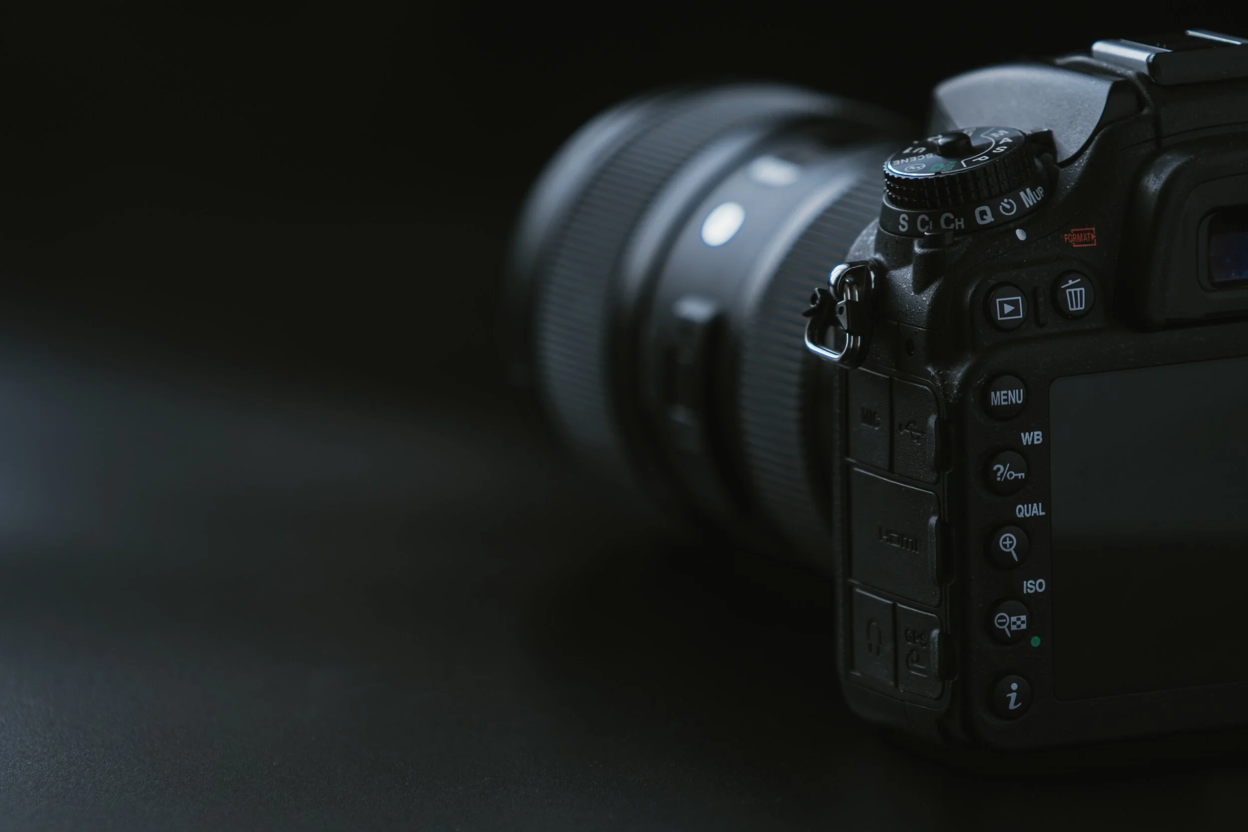 camera-on-black-surface-1655817.jpg