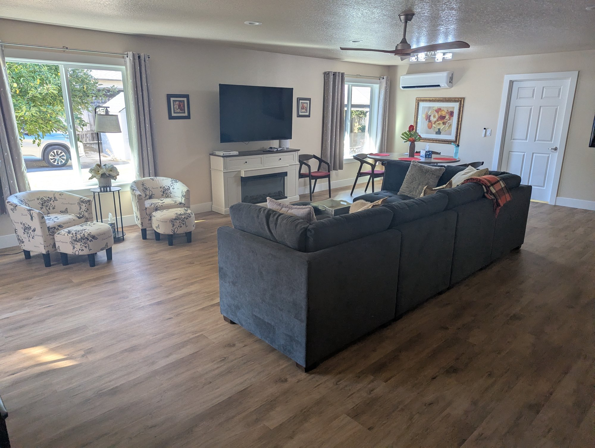 New addition: living room with fireplace