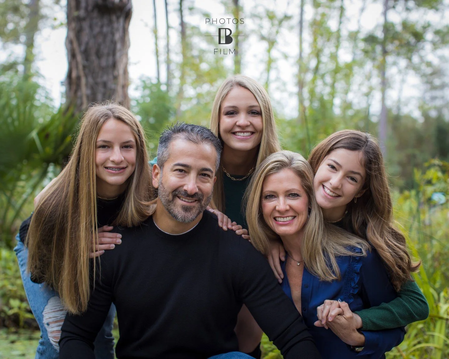 Celebrate Mom this Mother's Day with a special family photo session! Give the most precious gift and capture timeless memories. Make sure to take advantage of our gift cards - perfect for making sure Mom has the special day she deserves! Link in bio!