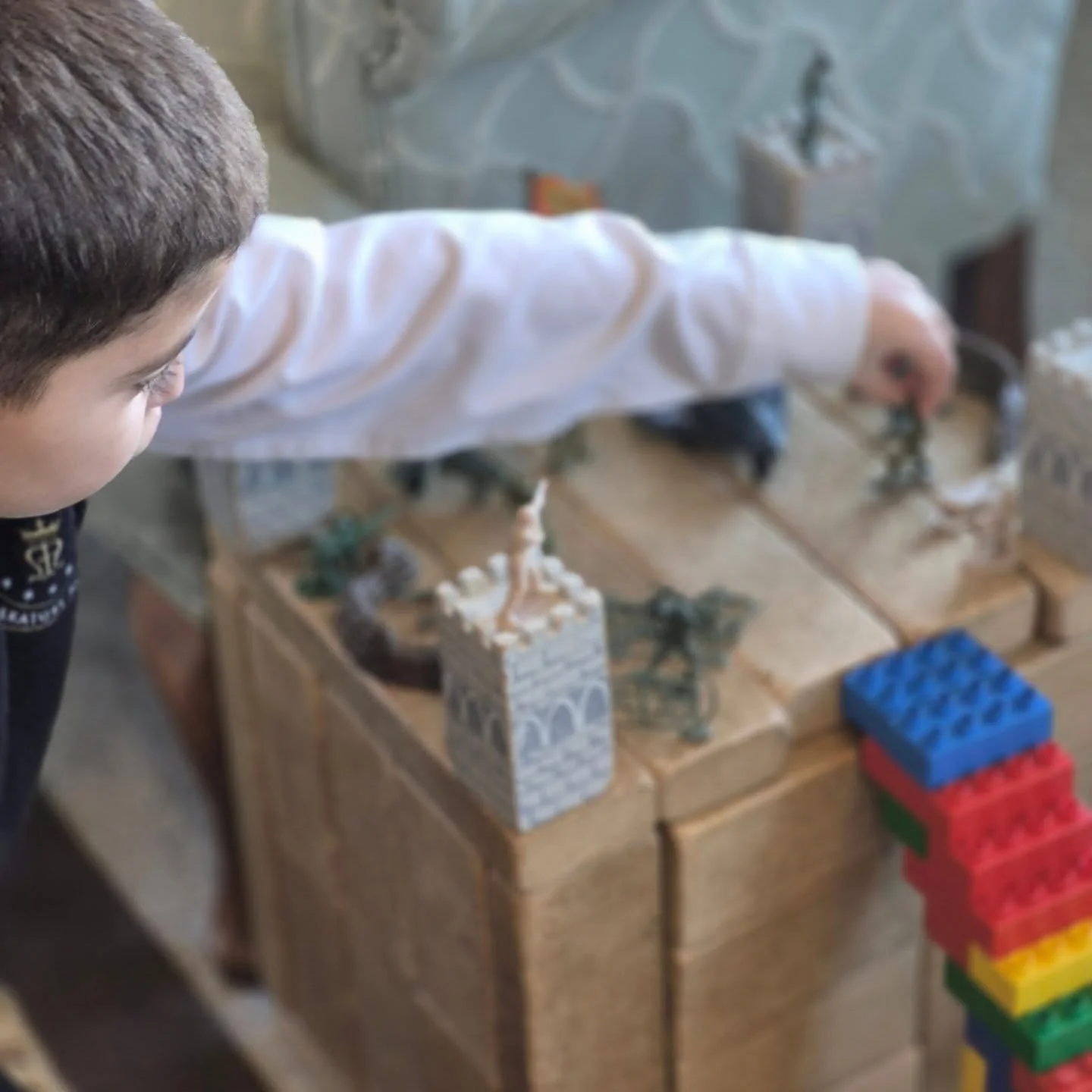 Brain breaks =  creative play....from tables to castles, creativity builds the children's minds and executive functioning skills. There are no limits, only brillant plans coming to life.

#Classical,  #Education, #create, #thinkers