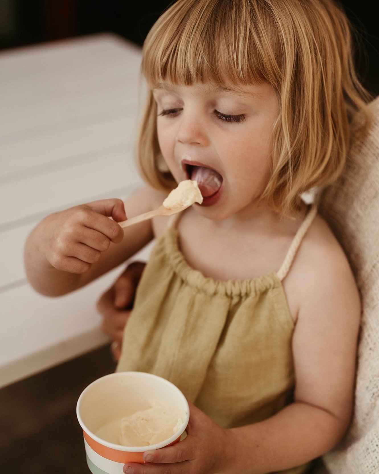 Ice cream dates are becoming a favourite addition to your family sessions, cute but chaotic 🍦