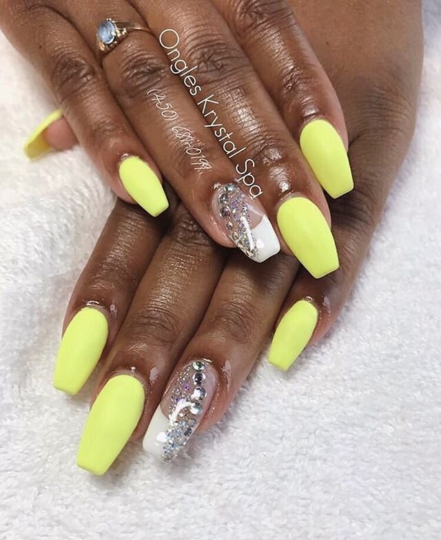 After months of quarantine, we all desperately need to get our nails and pedi done🤧 Book your appointment through our website now (link in bio)🥰
.
Week of June 15 is almost fully booked!
.
.
.
#nails #nailsalon #quarantine #mtl #nailart #neonnails 