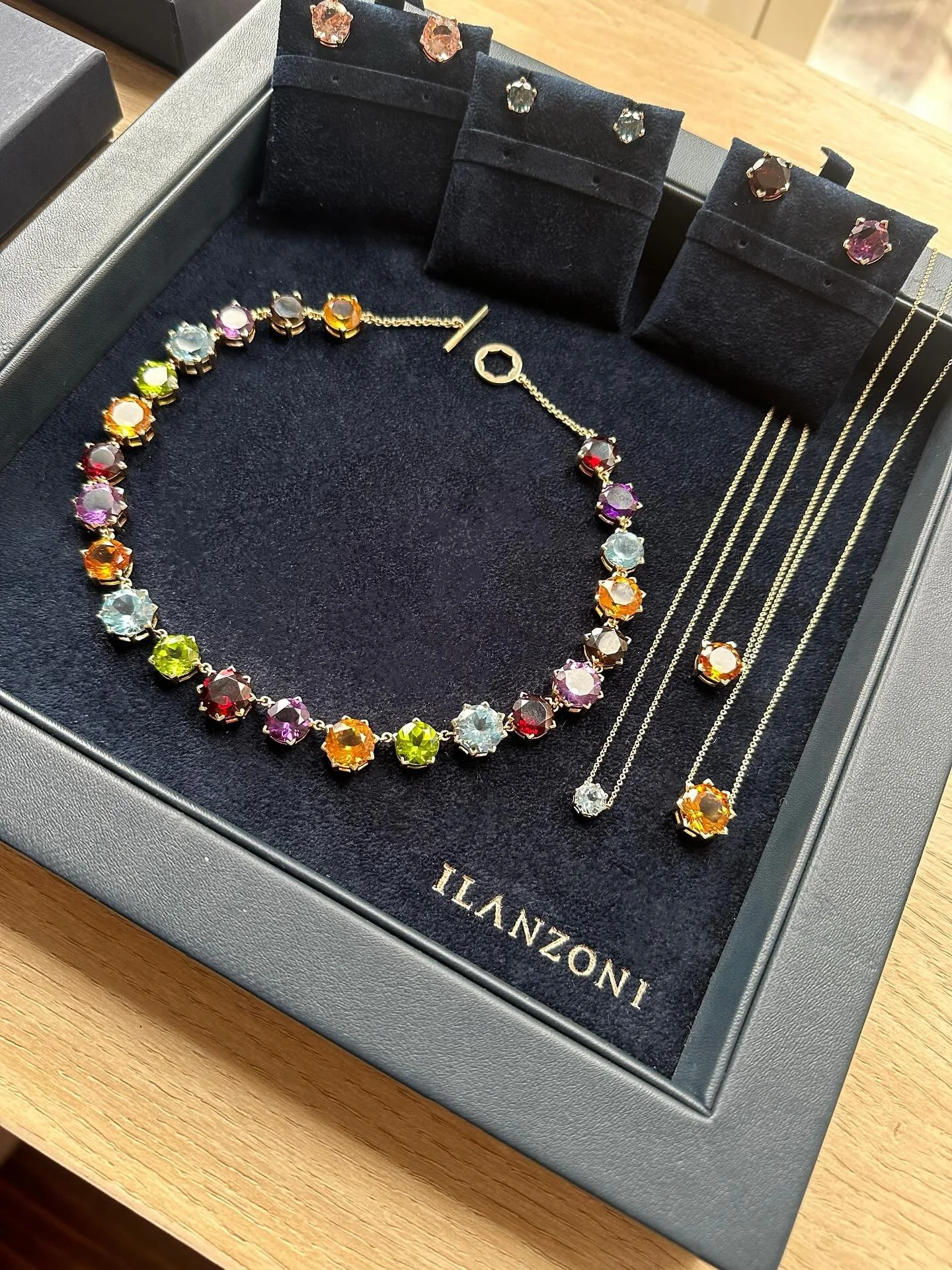 Some days call for a little extra sparkle and color #sunburst #collection

#ilanzonijewelry #jewelrydesign #style #stylish #everydaystyle #everydaylove #finejewelry #designerjewelry #everydaywear #everydaycolor #everydayjewelry #necklace #colorful #m