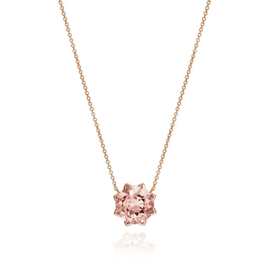 Rose gold meets soft blush! Say hello to the newest Morganite version of our beloved Sunburst Necklace. It’s instantly radiant and perfect for everyday wear. ✨
And now we want to know: What other gemstone would you like to see captured into th