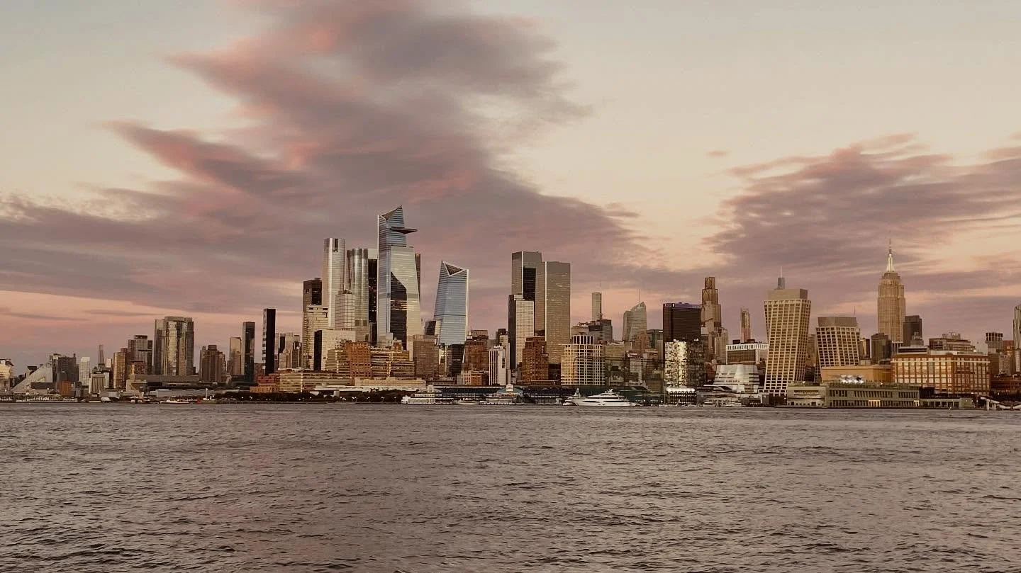 From dusk till night, striking in all its shades. New York always shines 💫
#ilanzonkijewelry #madeinnyc  #welovenyc #newyorkcity #manhattan #skyline #skyscrapers #lights #dream #makeithappen
#iphonephoto #photo #by @sandraleini75