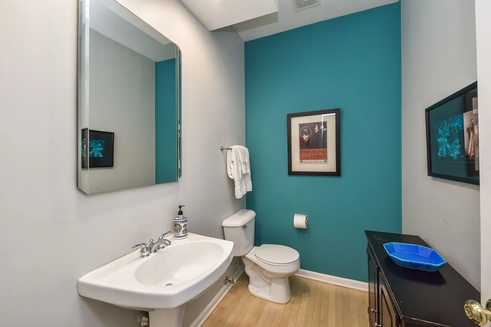 17-web-or-mls-Powder room.jpg