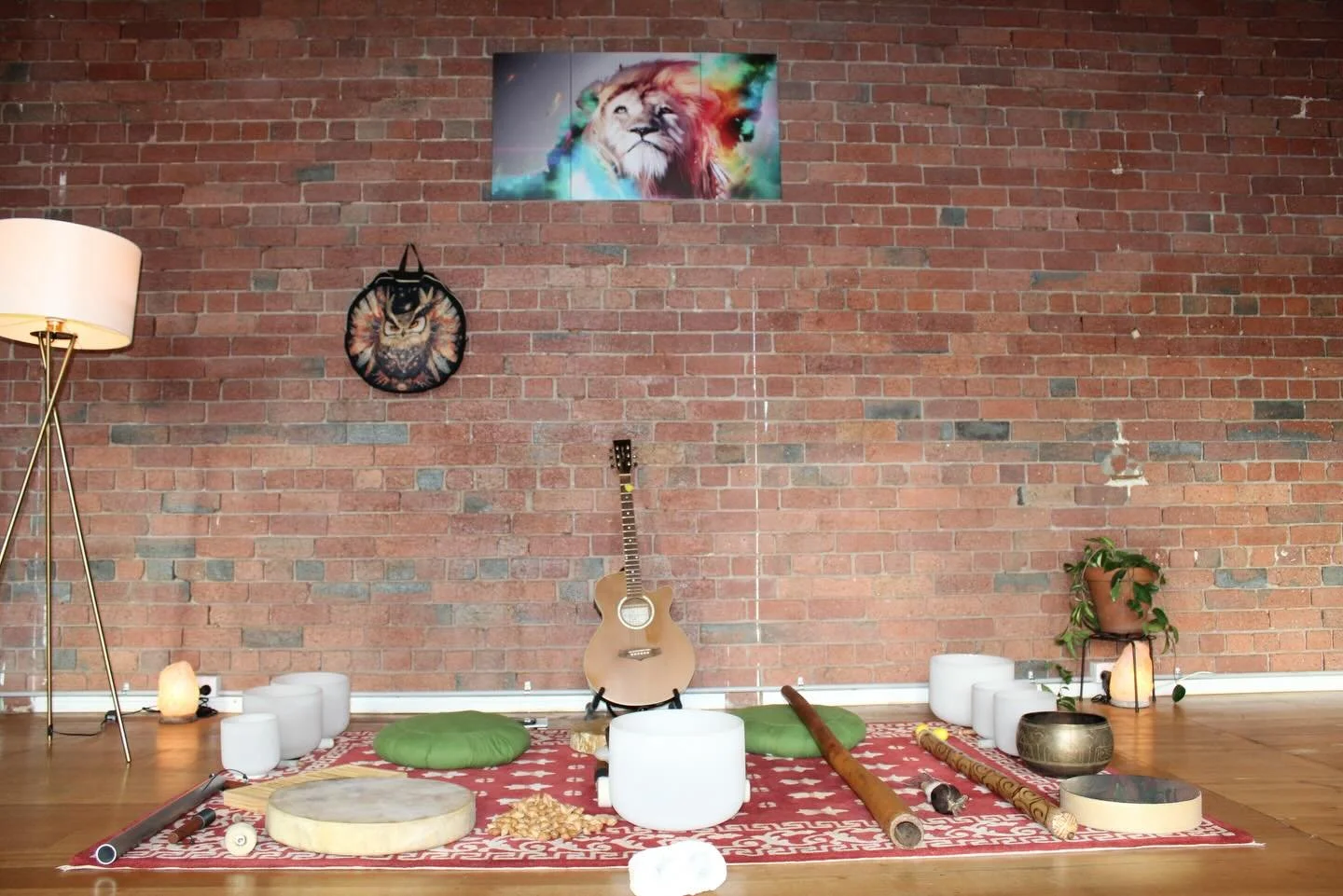 Are you ready for a soothing sound healing? 
Welcoming inner peace, calling in balance. 🙏🏼

@mollyrose.flows &amp; @realjessedavid welcome you to immerse yourself with comfort, warmth and connection on a monthly Friday evening at Lionheart. 🦁💚

R