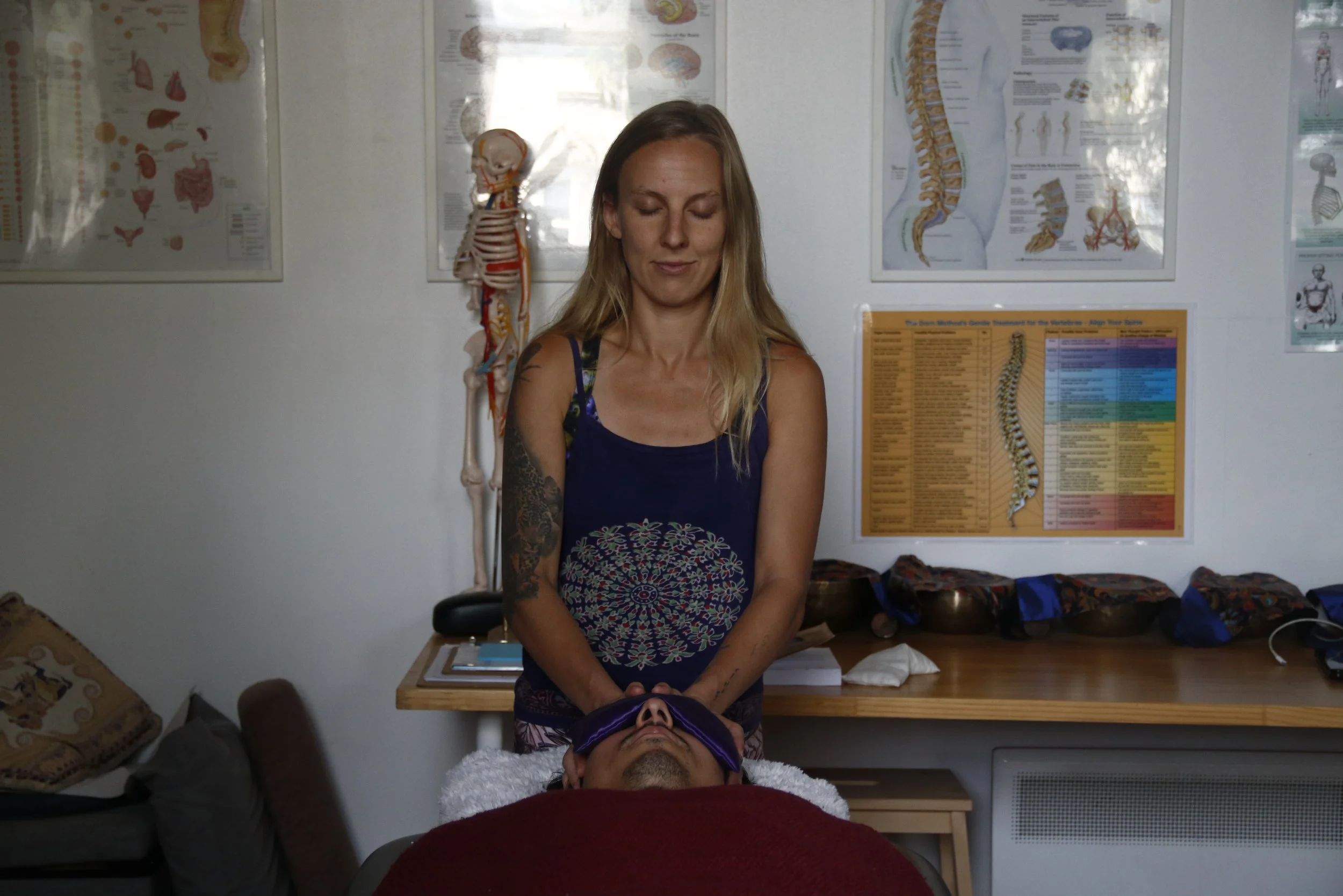 Reiki energy healing session supporting relaxation, energetic balance and internal calm.