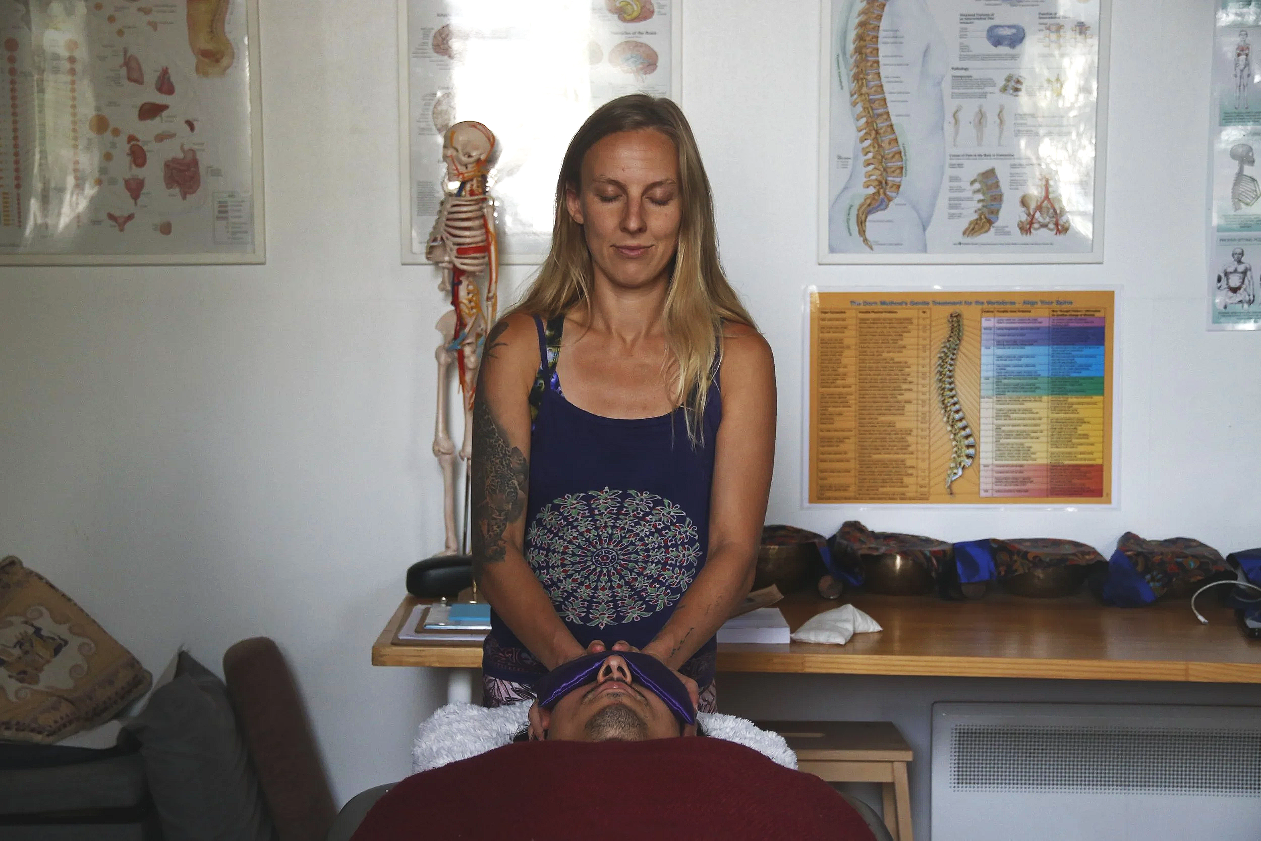 Reiki energy healing session with an energetic therapist