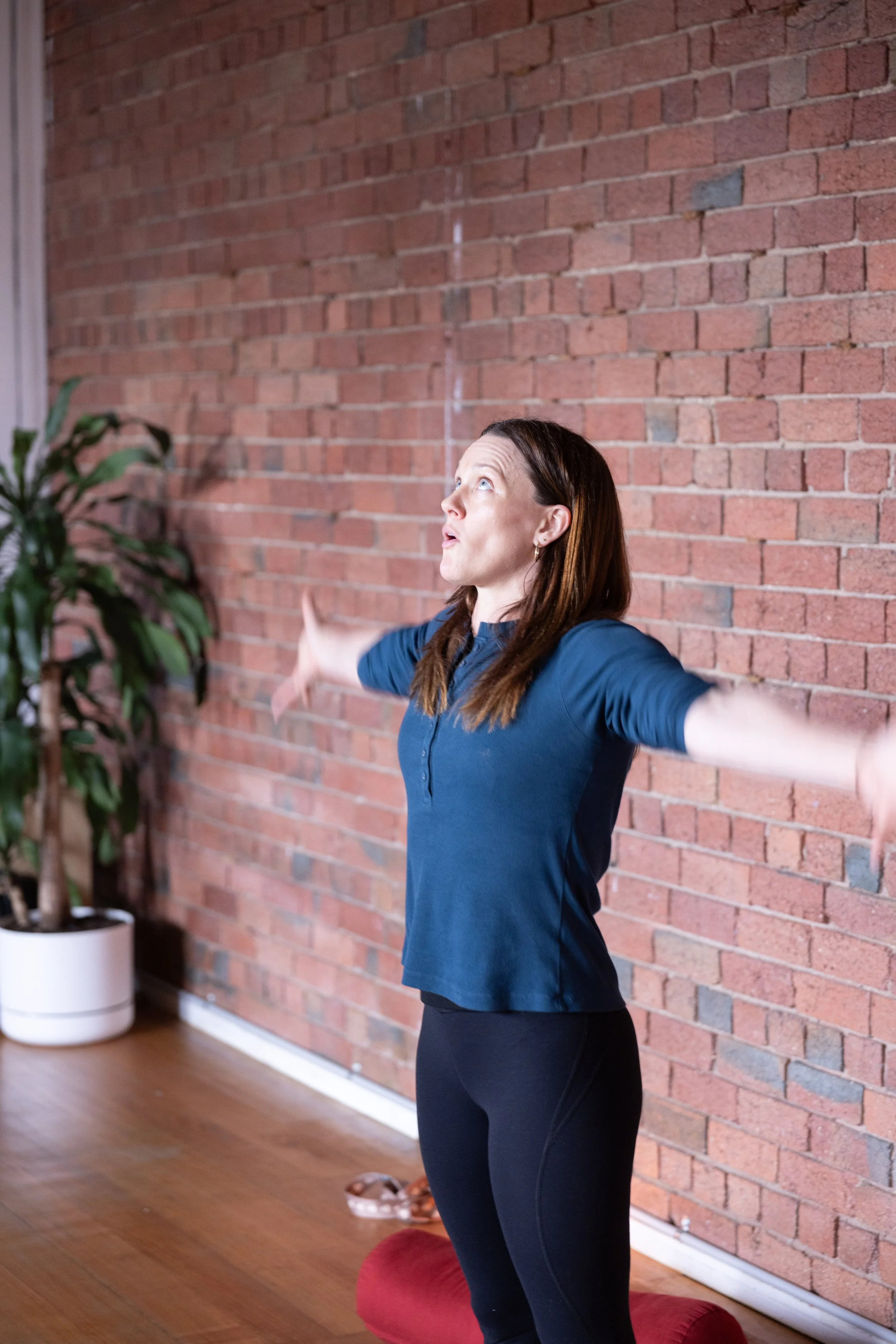 Suse Muller leading a yoga and breathwork class at Lionheart Integrative Therapies in Collingwood, guiding students into embodied presence and nervous system balance.