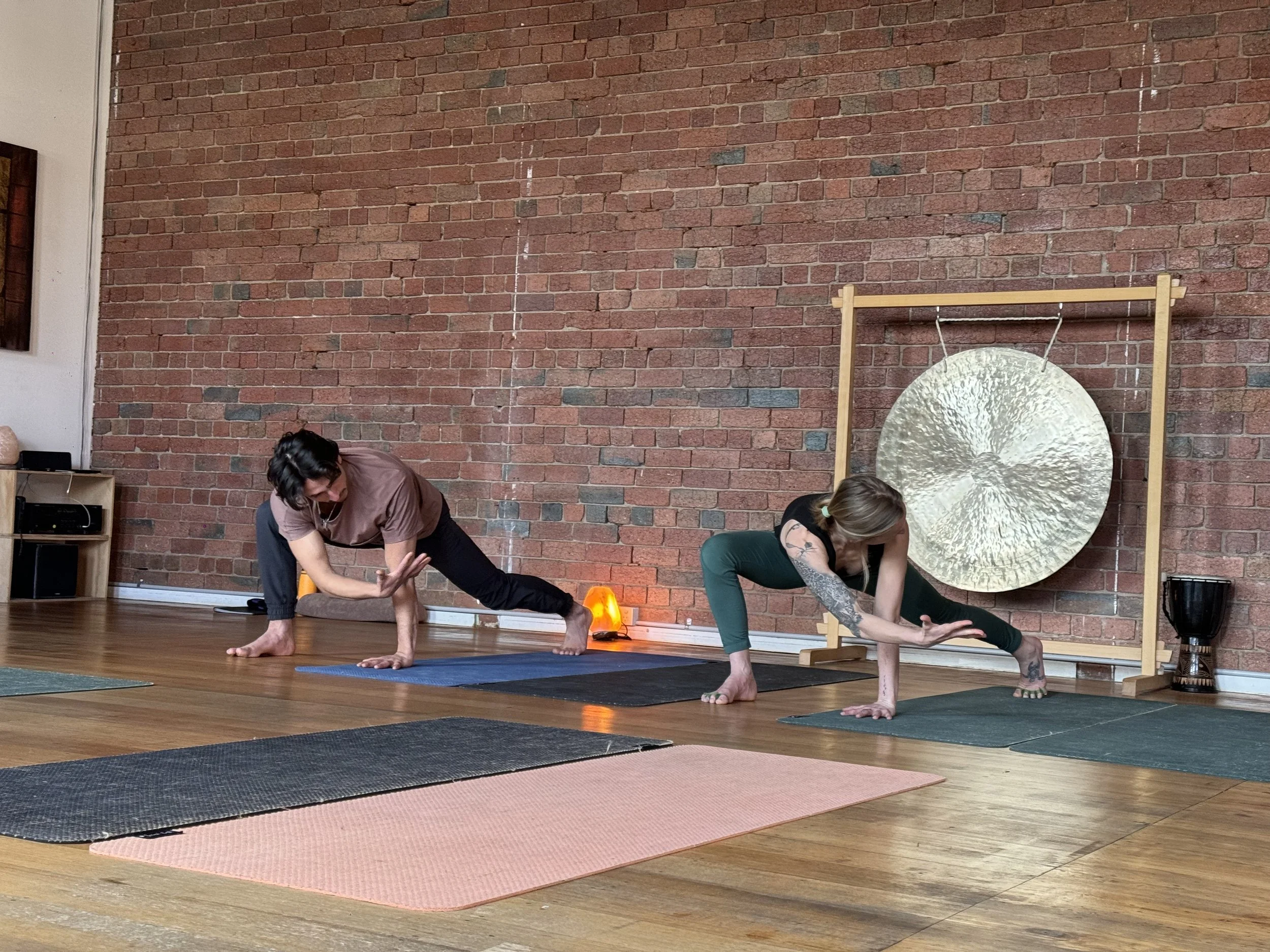 Primal movement and functional strength class improving coordination and physical resilience.