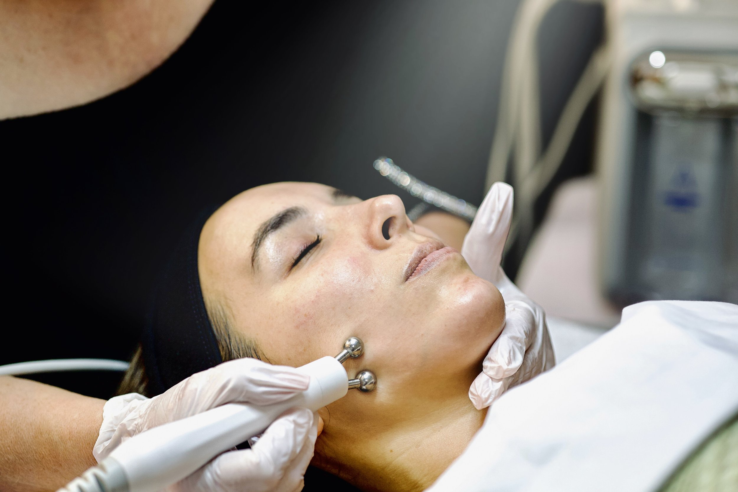 Esthetician performing an ance fighting facial