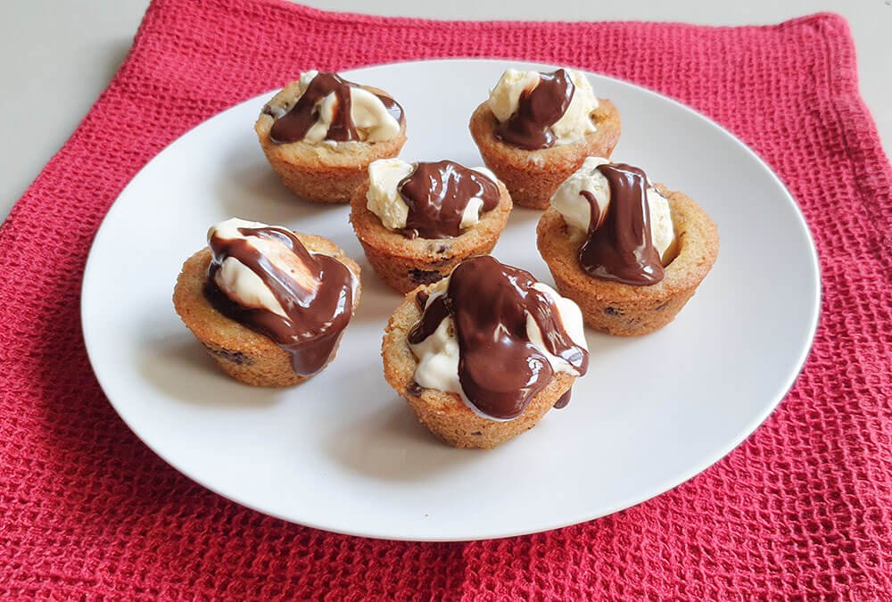 upstart-banana-split-cookie-cups-choc-sauce.jpg