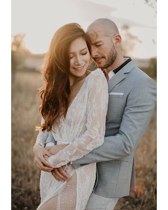 Warm, effortless &amp; intimate ☀️ Bathing in warm Tuscan sunshine with wind blowing gently, this intimate mood is perfectly what I have in mind for prewedding photo shoots 🧡
.
.
Prewedding shoot in Tuscany with @cherry_wong_makeup .
.
#misshilary_p