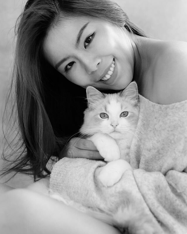 I am so lucky to be working with @boboformisshilary to create this portrait for me and my cat Mochi 🐱(I have two cats but my other cat Mollie hides as soon as I want to take a photo with her 😆). .
.
You can now book mini home portrait session with 